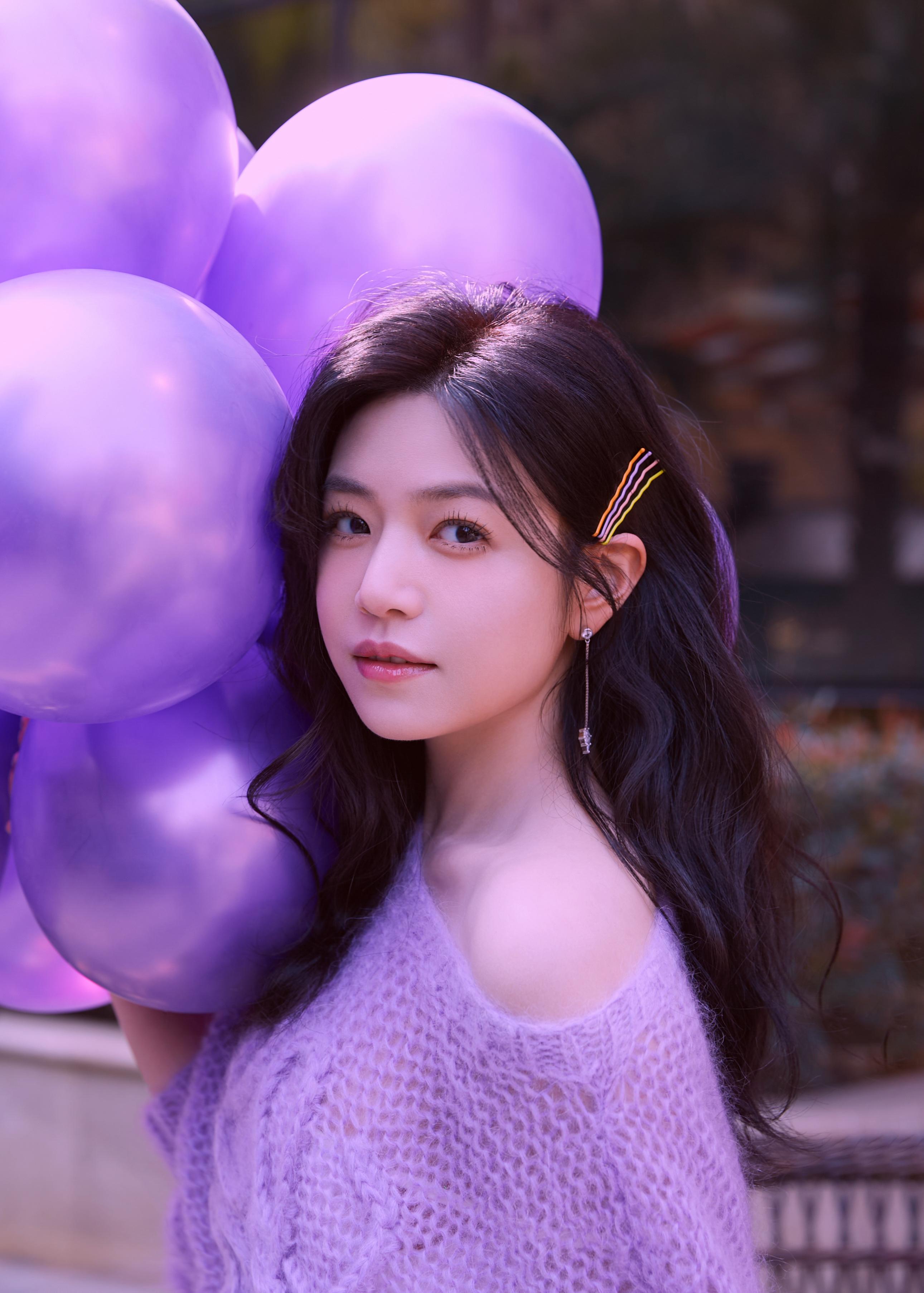 陈妍希《半熟恋人2》造型写真 穿紫色毛衣搭百褶裙笑容明媚,1 (8)