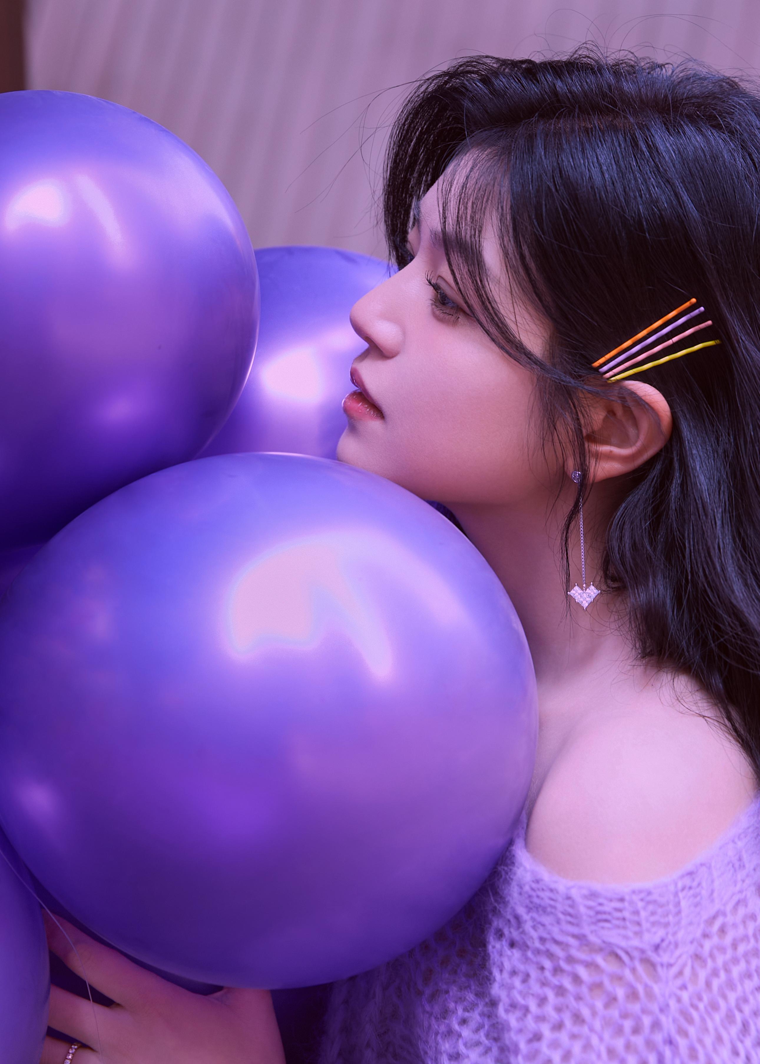 陈妍希《半熟恋人2》造型写真 穿紫色毛衣搭百褶裙笑容明媚,1 (3)