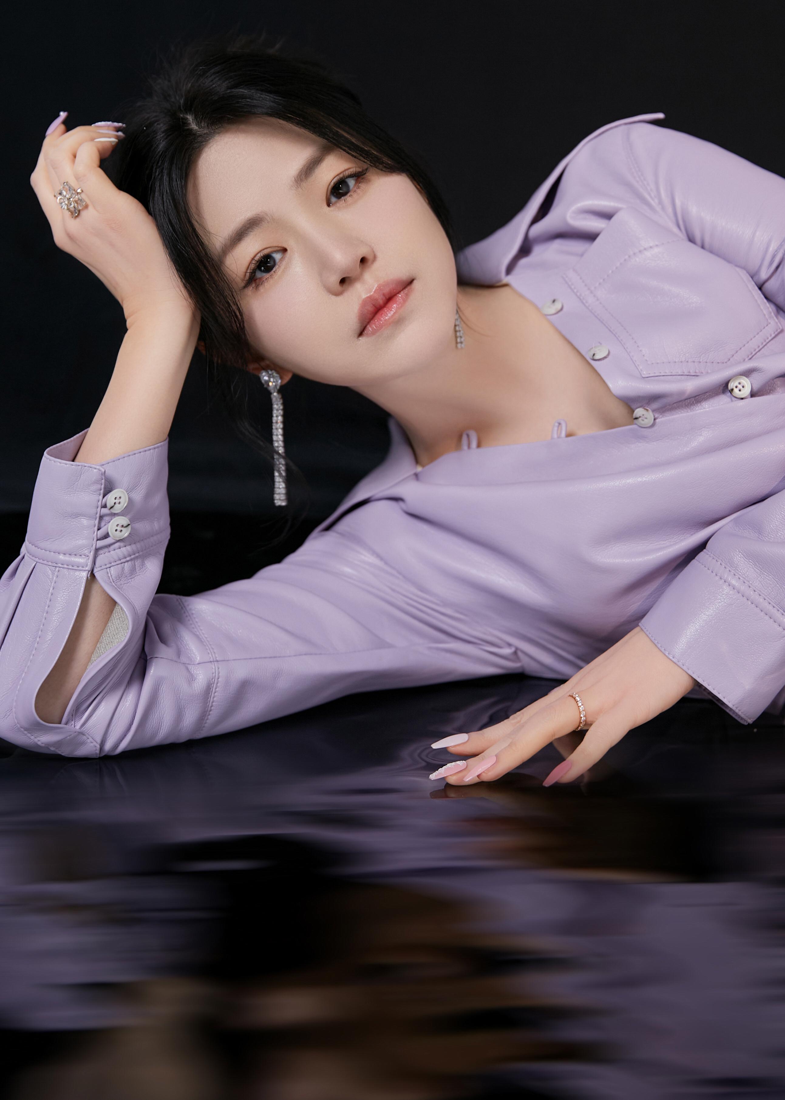 陈妍希《半熟恋人2》造型写真 穿紫色毛衣搭百褶裙笑容明媚,2 (2)
