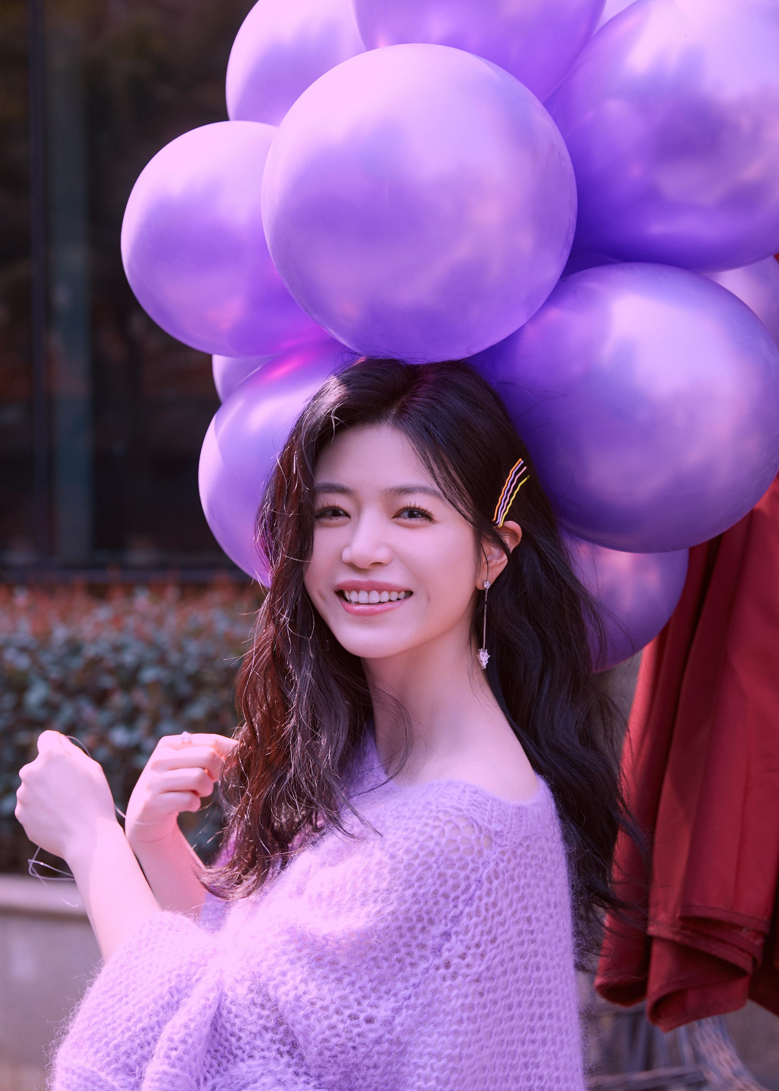 陈妍希《半熟恋人2》造型写真 穿紫色毛衣搭百褶裙笑容明媚,1 (7)