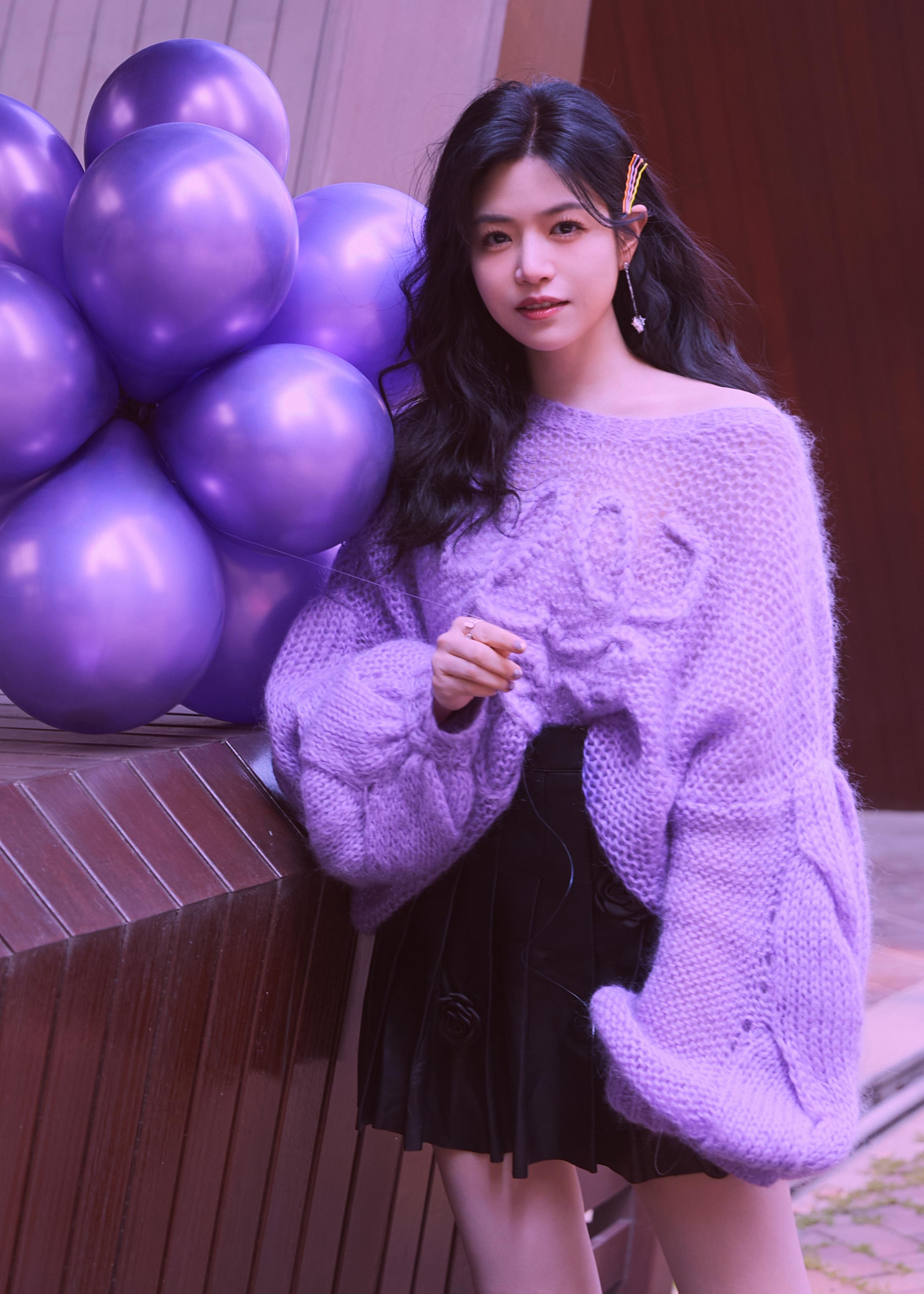 陈妍希《半熟恋人2》造型写真 穿紫色毛衣搭百褶裙笑容明媚,1 (9)
