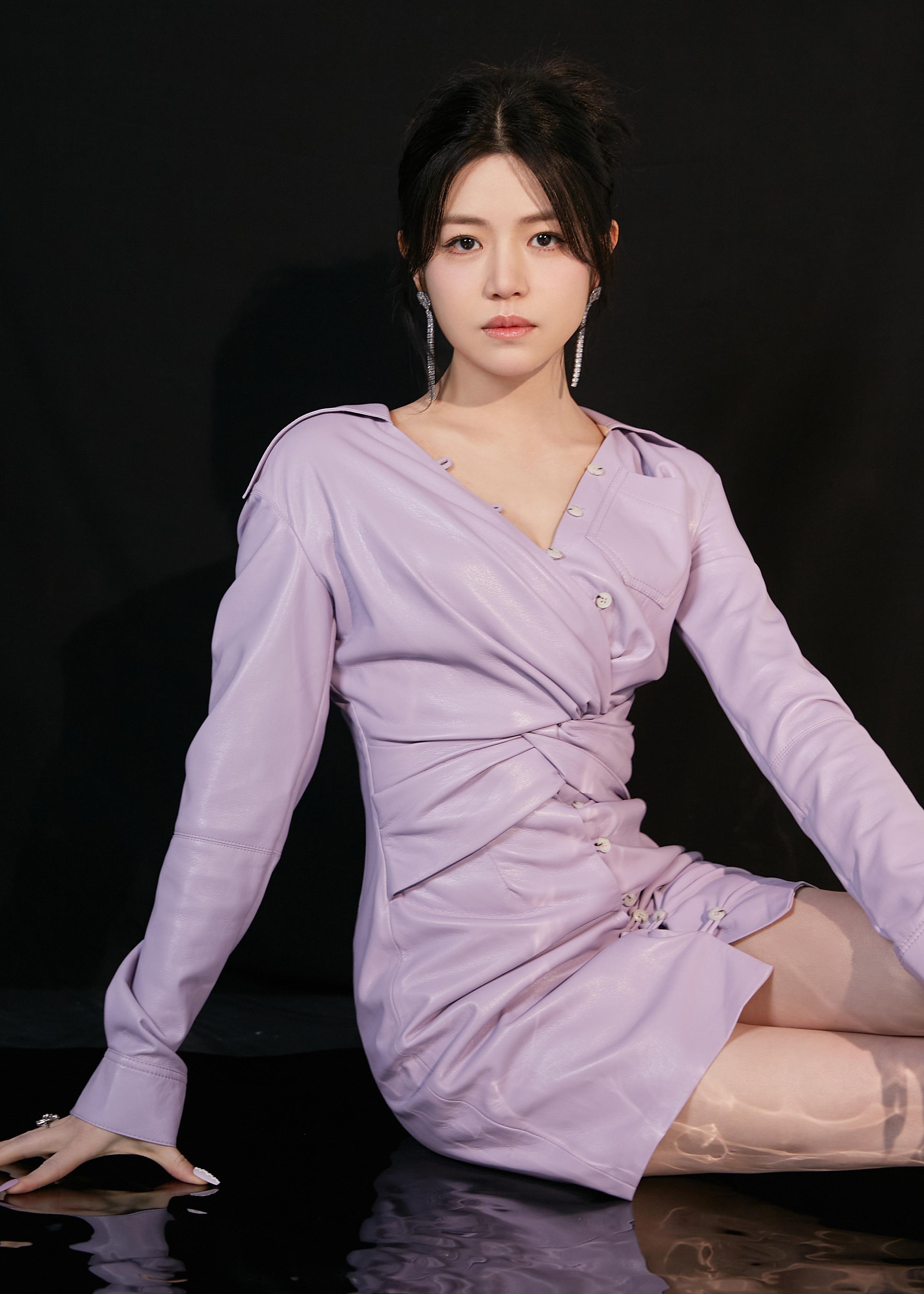 陈妍希《半熟恋人2》造型写真 穿紫色毛衣搭百褶裙笑容明媚,2 (1)