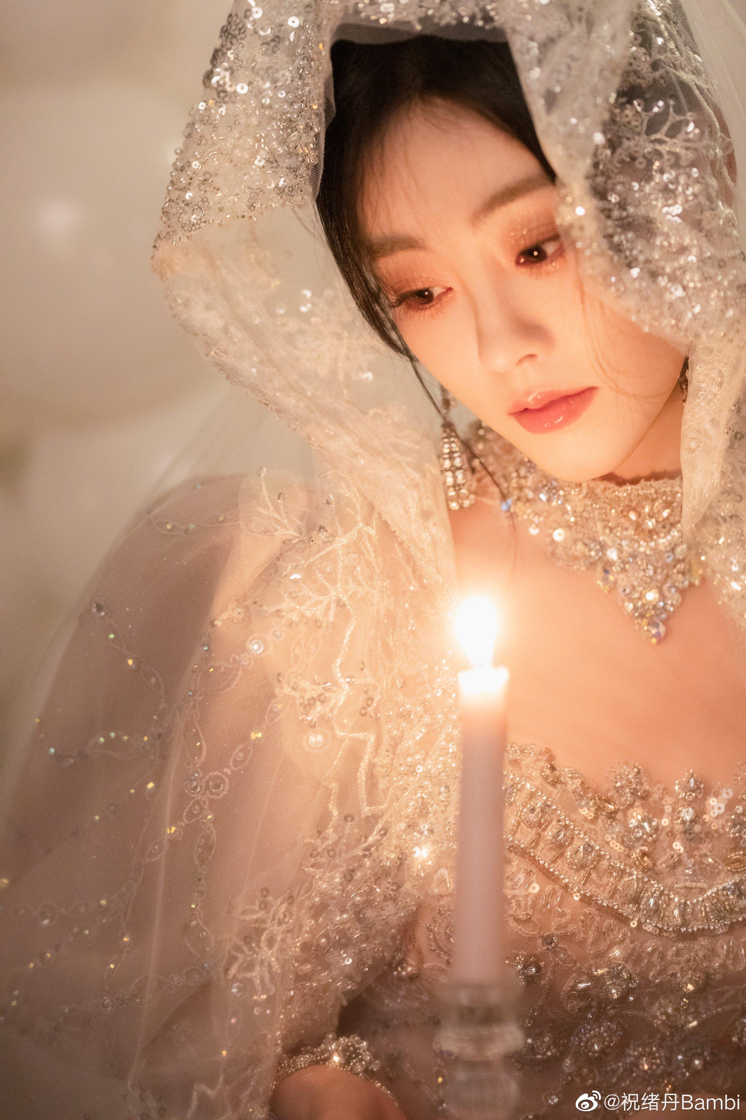 祝绪丹晒公主裙造型生日写真 头戴皇冠手持蜡烛浪漫梦幻,1 (000)