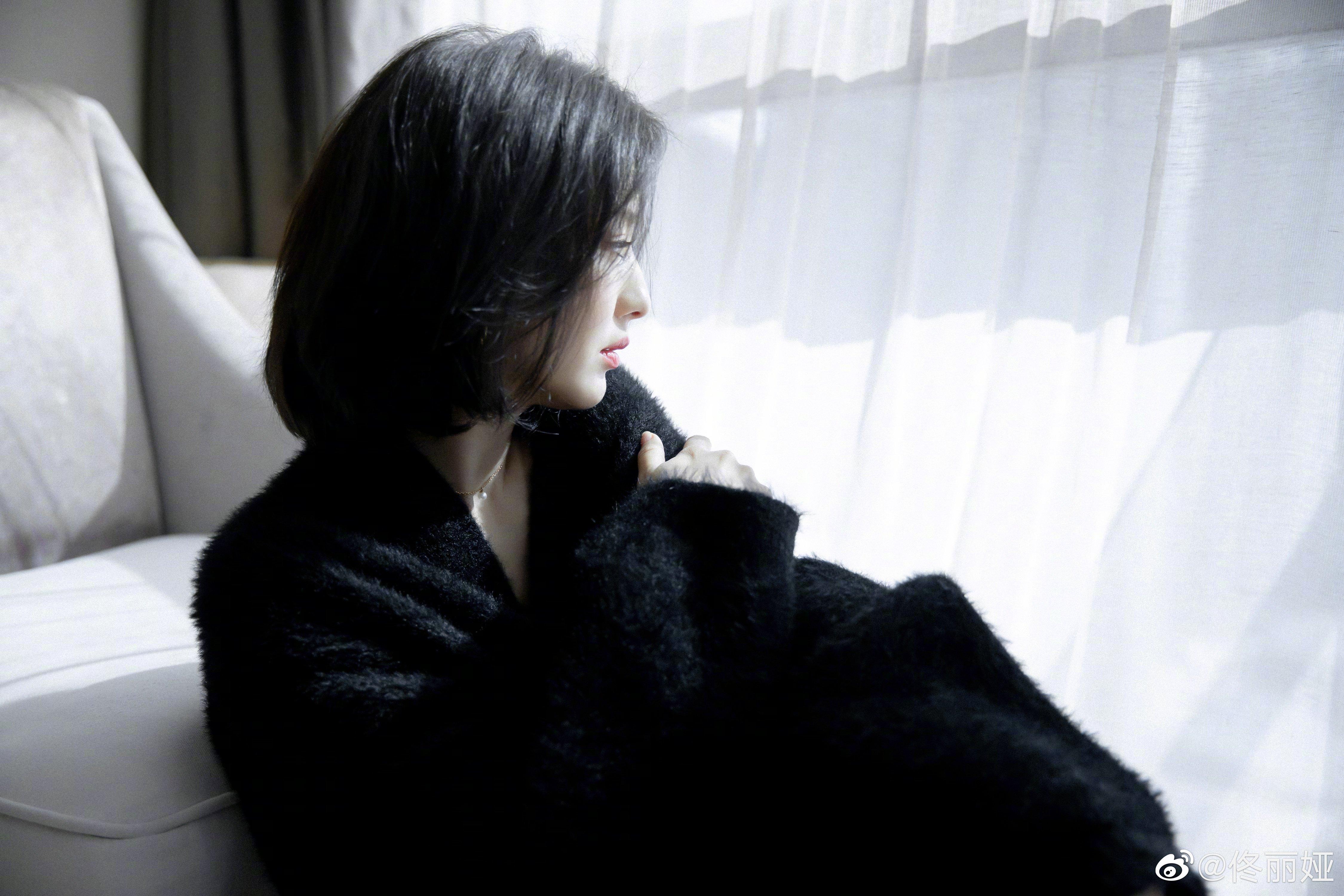佟丽娅短发造型拍写真温婉清冷 穿黑色居家服露香肩锁骨,1 (1)