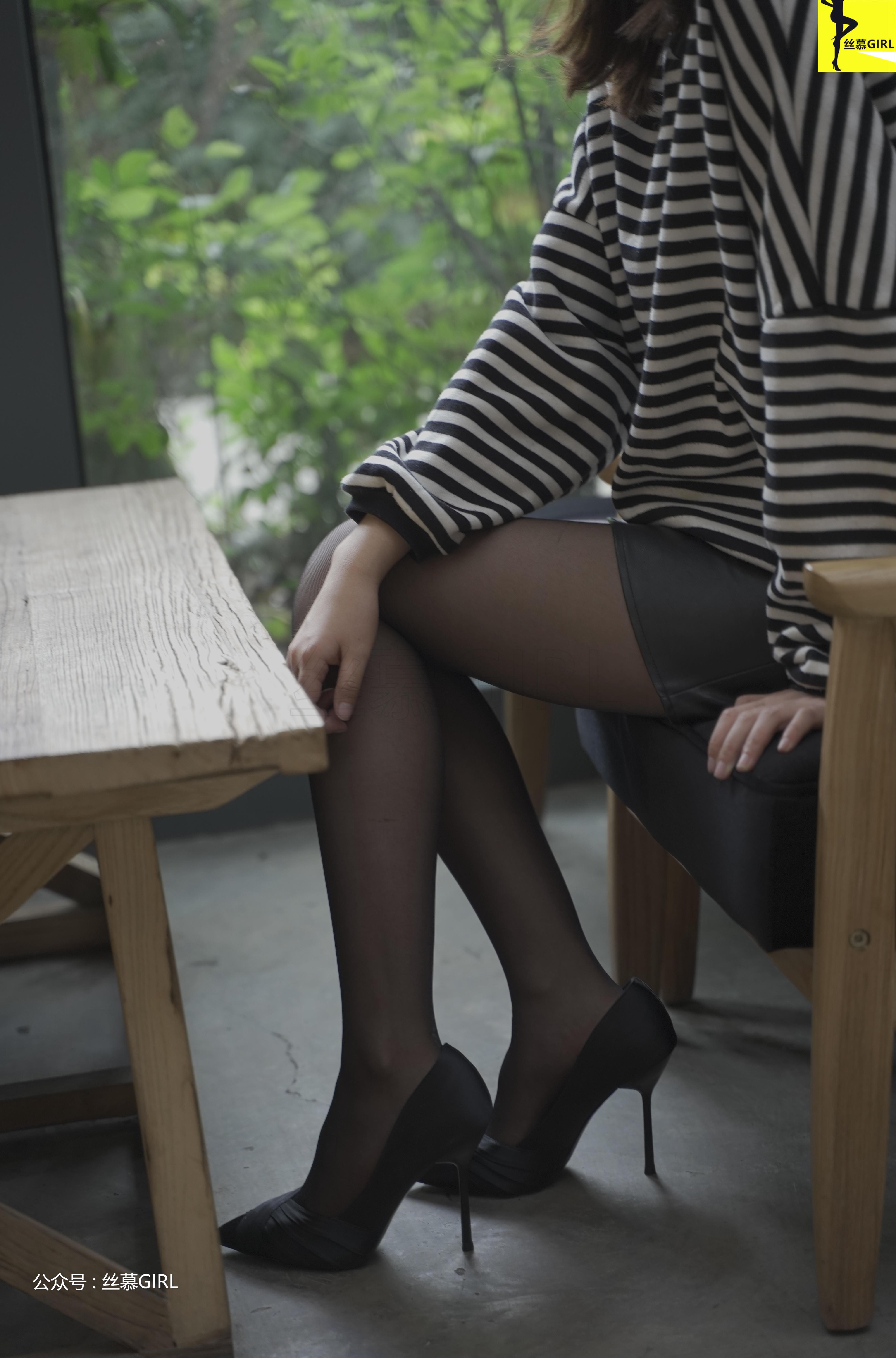 [丝慕GIRL]NO.025 《谁是谁的腿》 四月 黑色短裙加黑丝美腿性感写真集,23