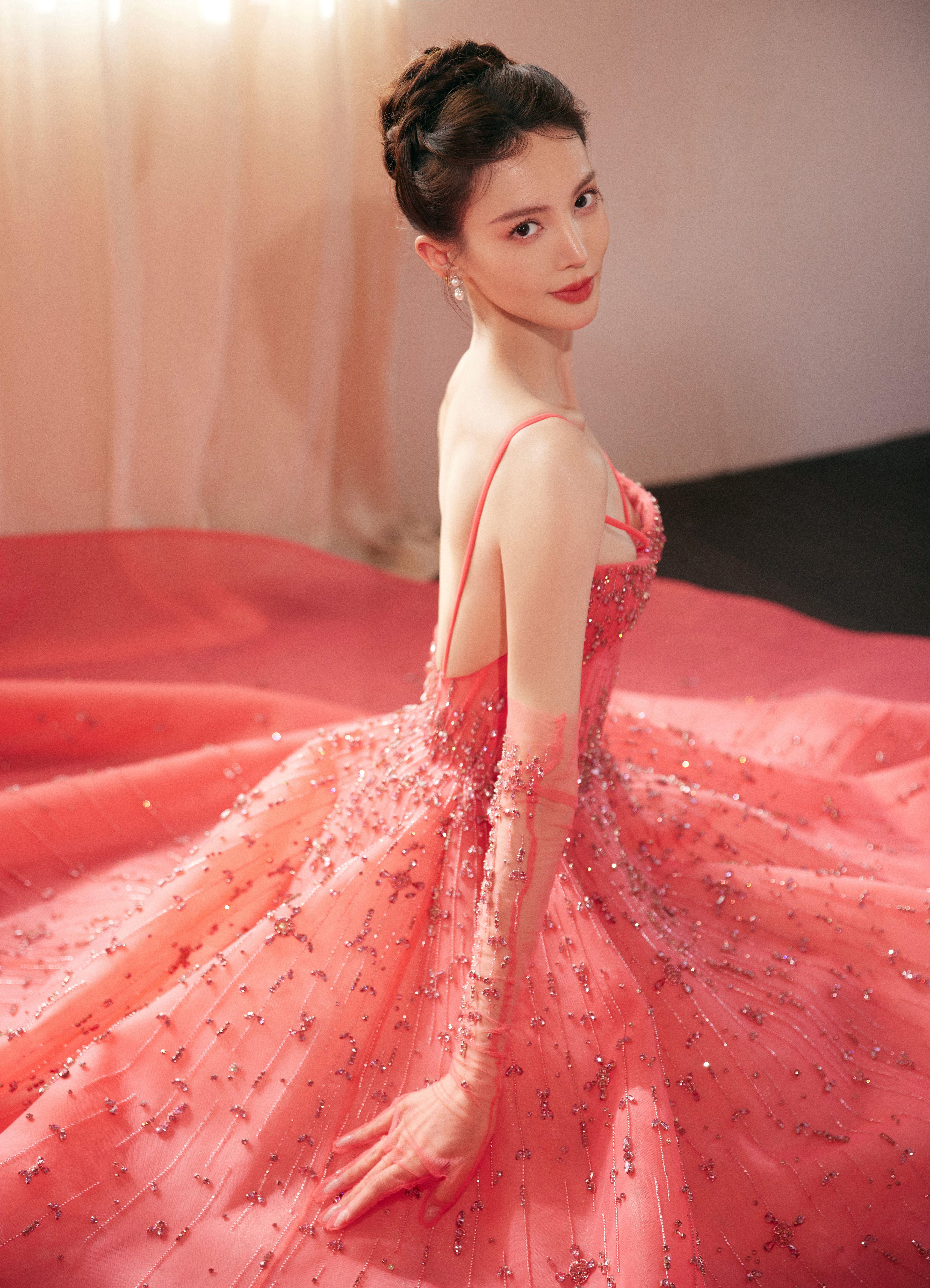 金晨今日红毯造型 红色露背公主裙加盘发造型好美！,1 (1)