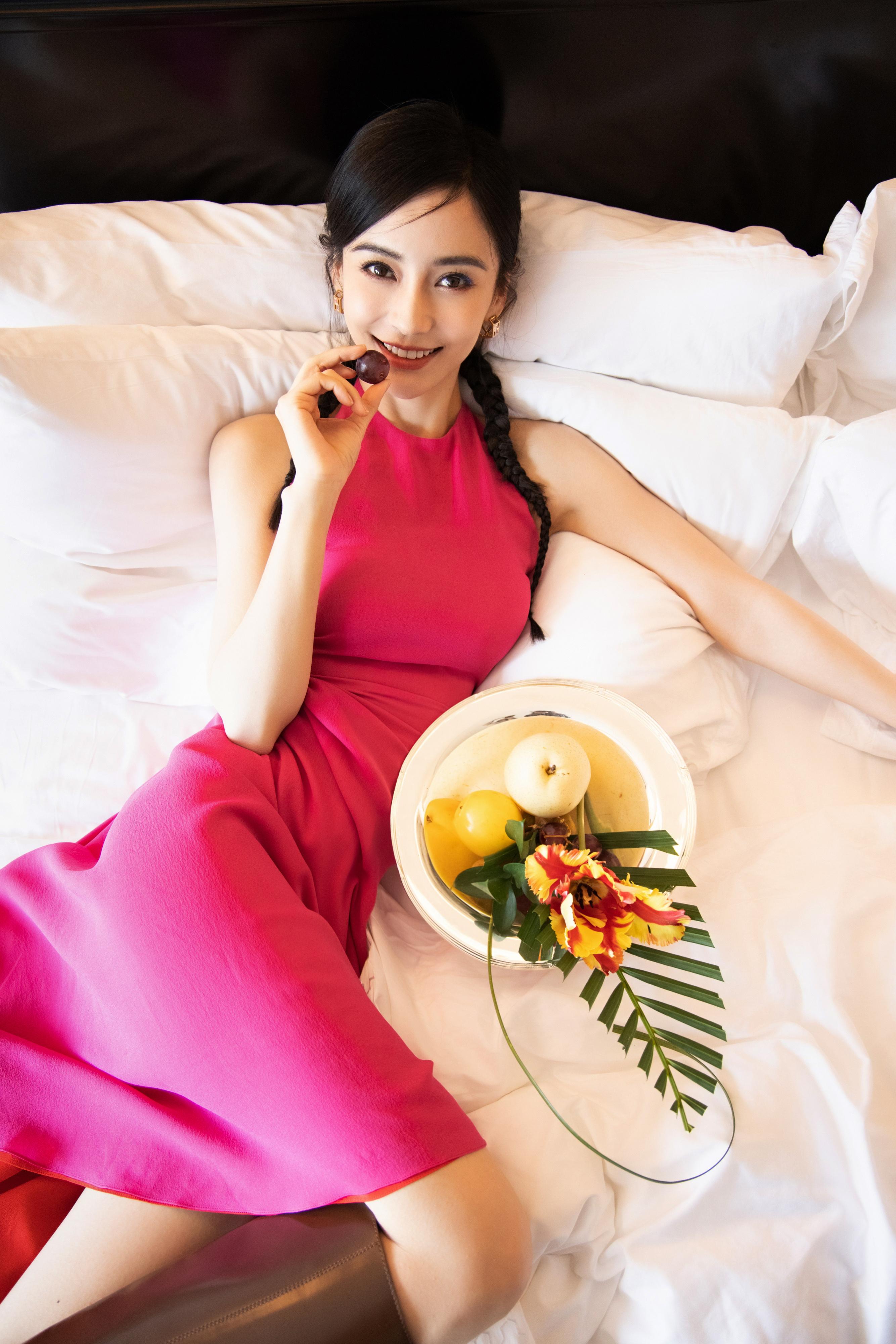 杨颖（Angelababy）穿玫红色露背长裙秀身材 扎麻花辫甜酷可爱,1 (6)