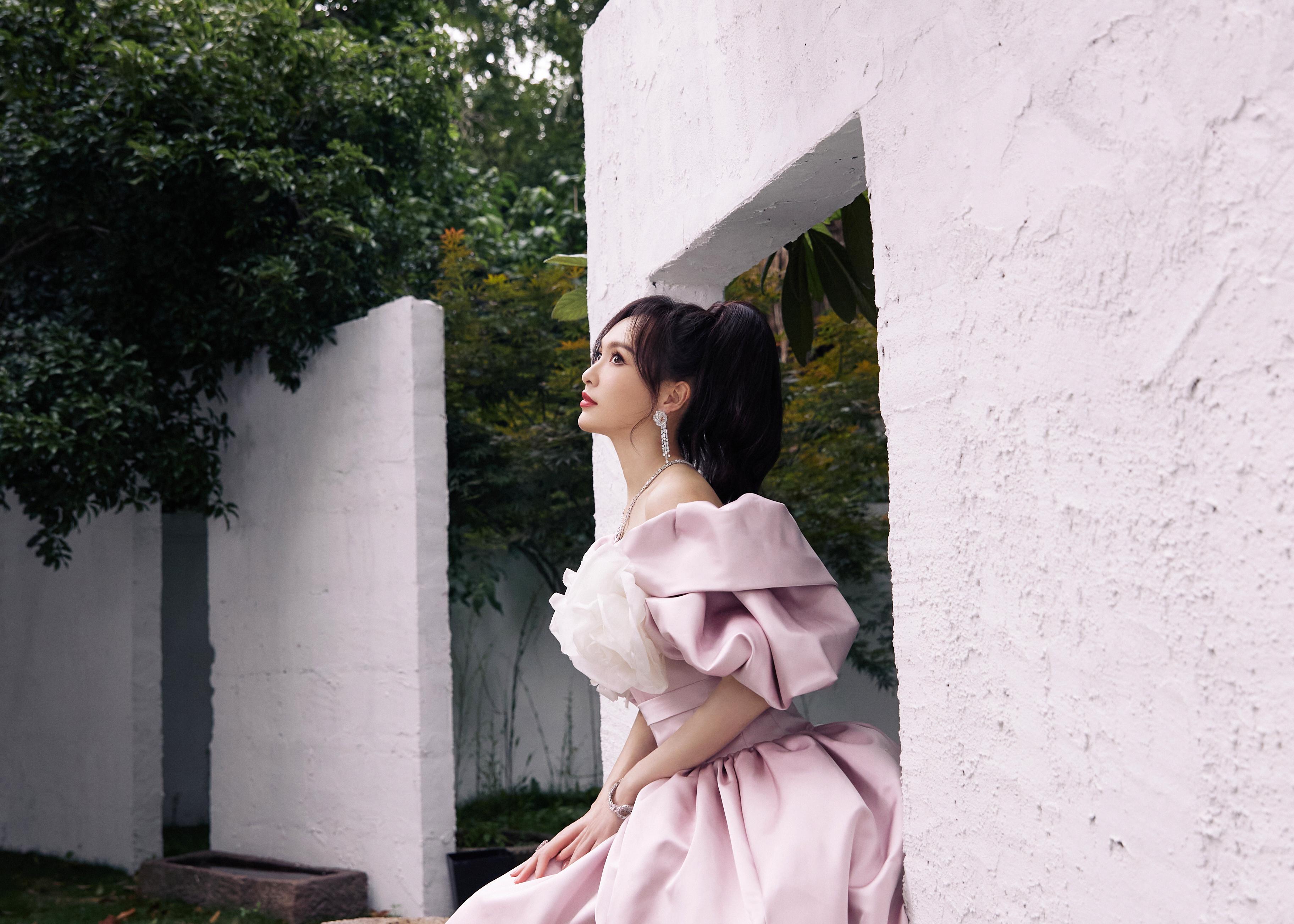 唐嫣粉色束腰裙造型复古优雅 白色大花朵点缀温柔甜美,1 (6)