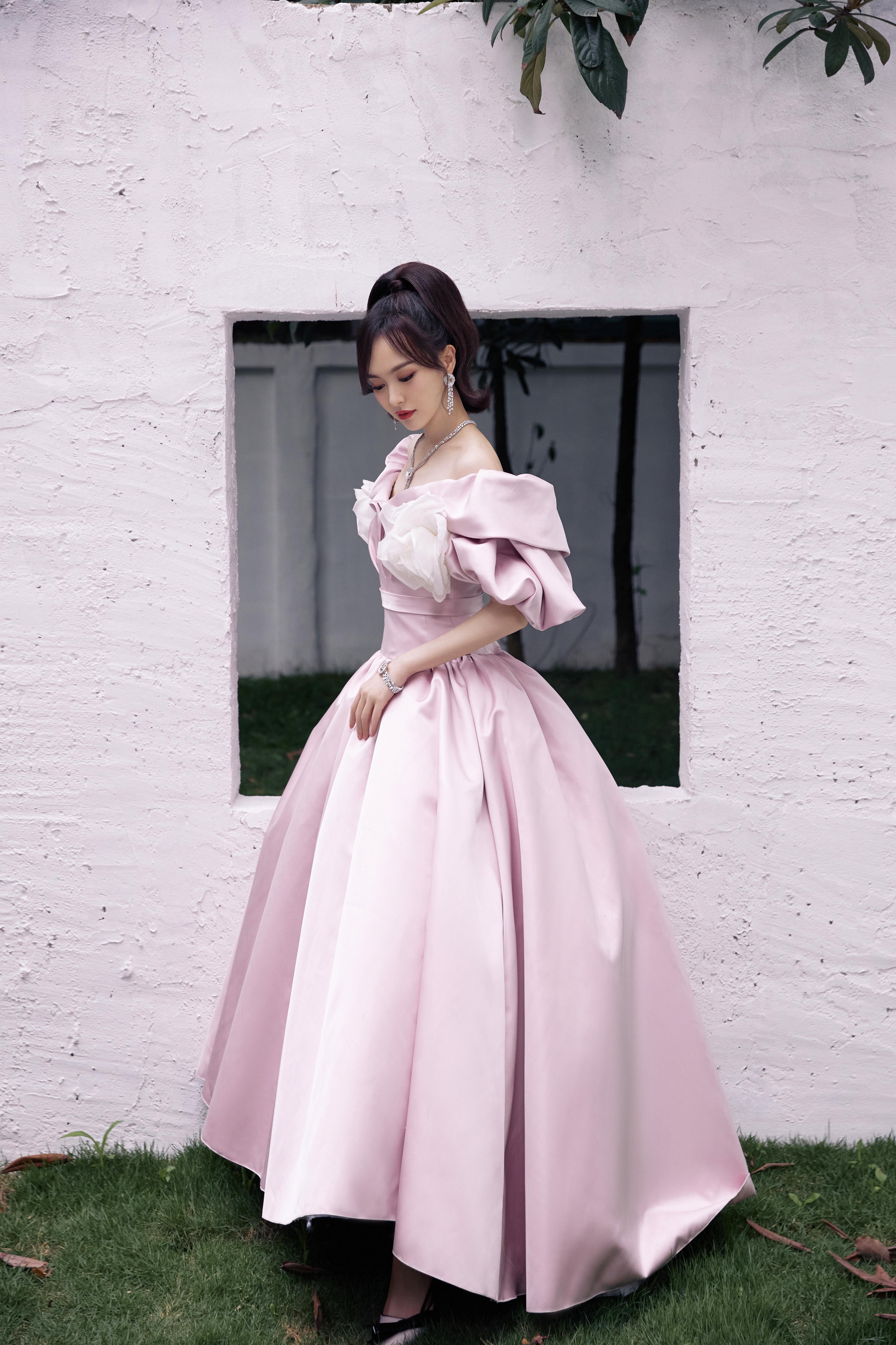 唐嫣粉色束腰裙造型复古优雅 白色大花朵点缀温柔甜美,1 (3)