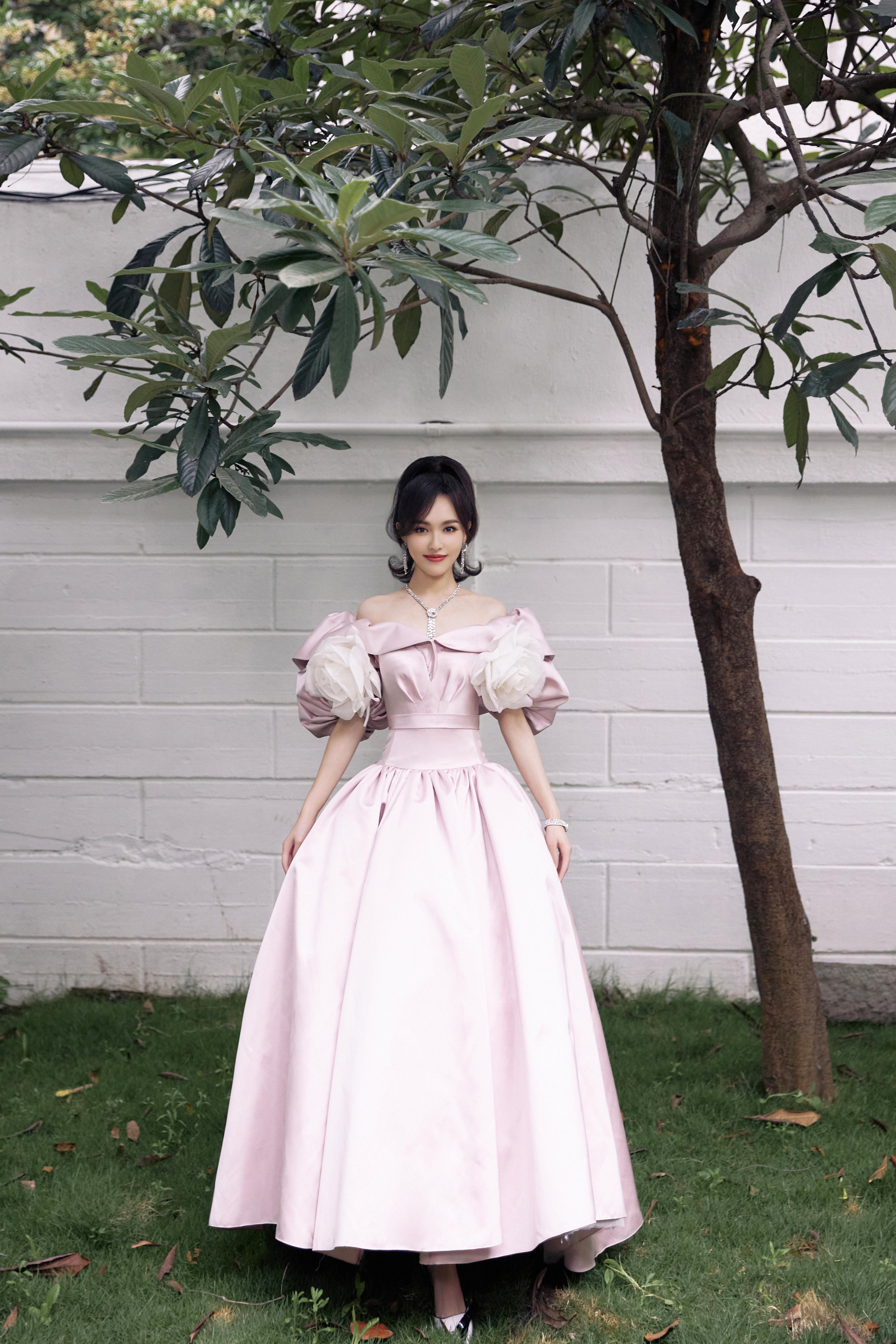 唐嫣粉色束腰裙造型复古优雅 白色大花朵点缀温柔甜美,1 (1)