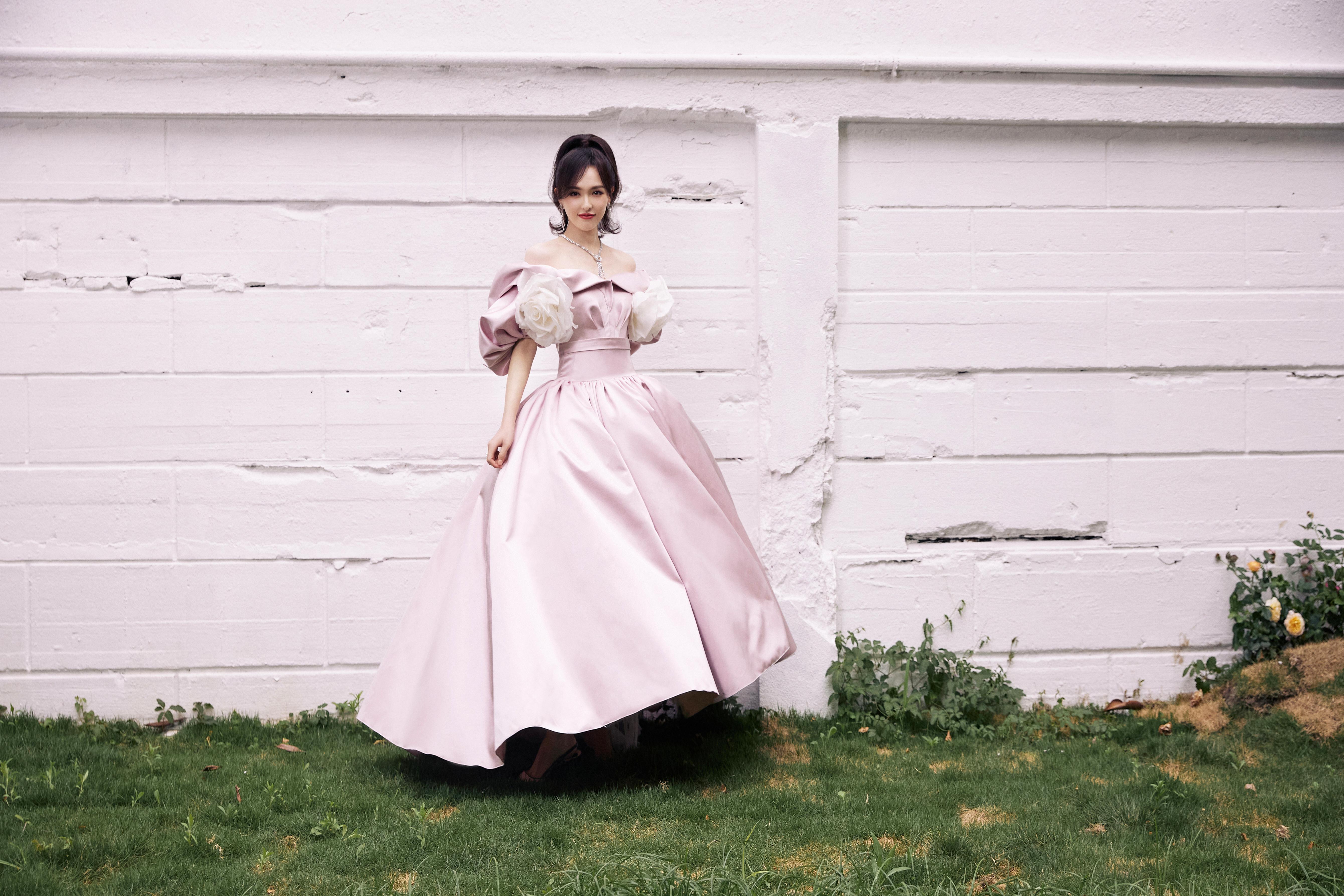 唐嫣粉色束腰裙造型复古优雅 白色大花朵点缀温柔甜美,1 (5)