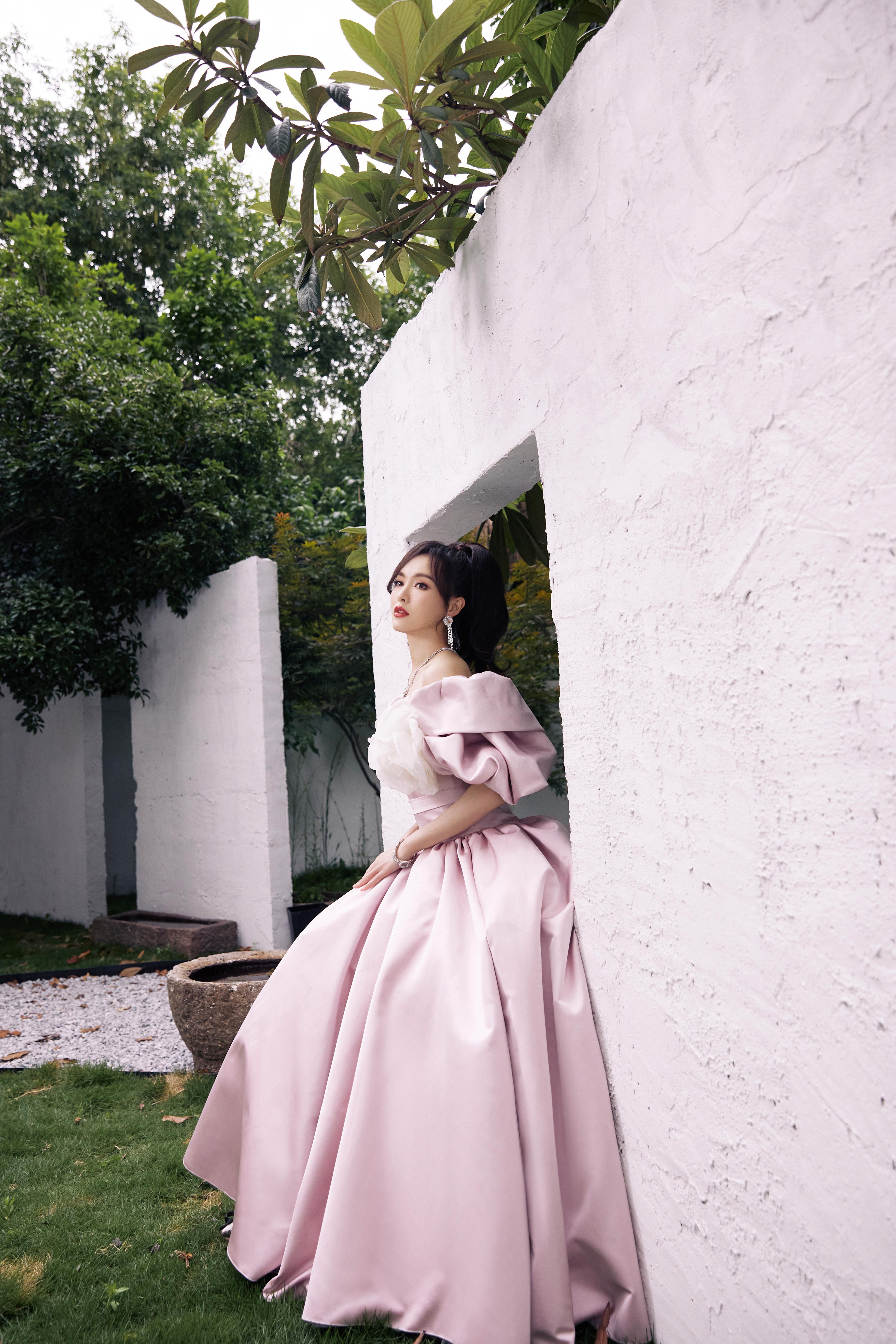 唐嫣粉色束腰裙造型复古优雅 白色大花朵点缀温柔甜美,1 (7)