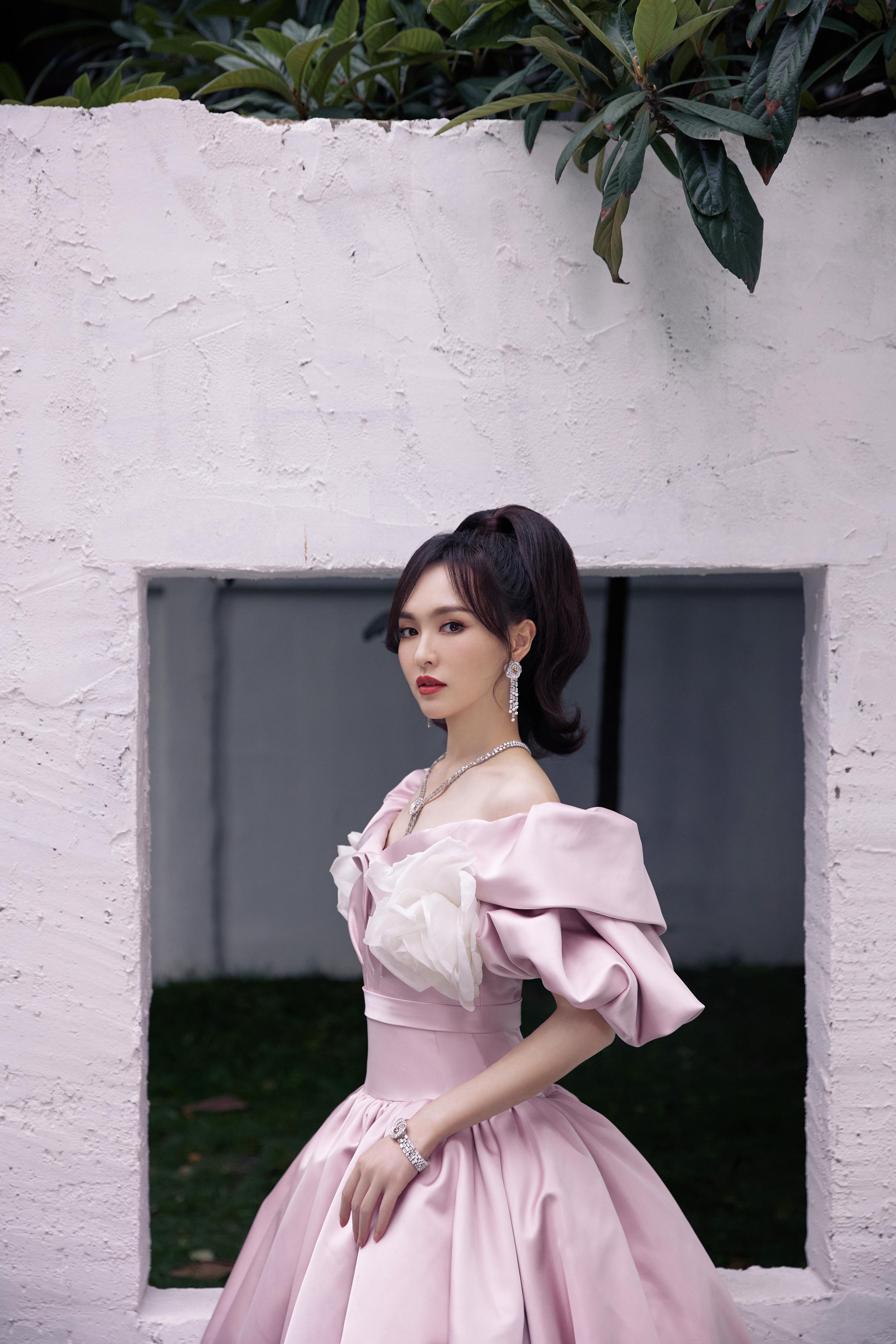 唐嫣粉色束腰裙造型复古优雅 白色大花朵点缀温柔甜美,1 (9)