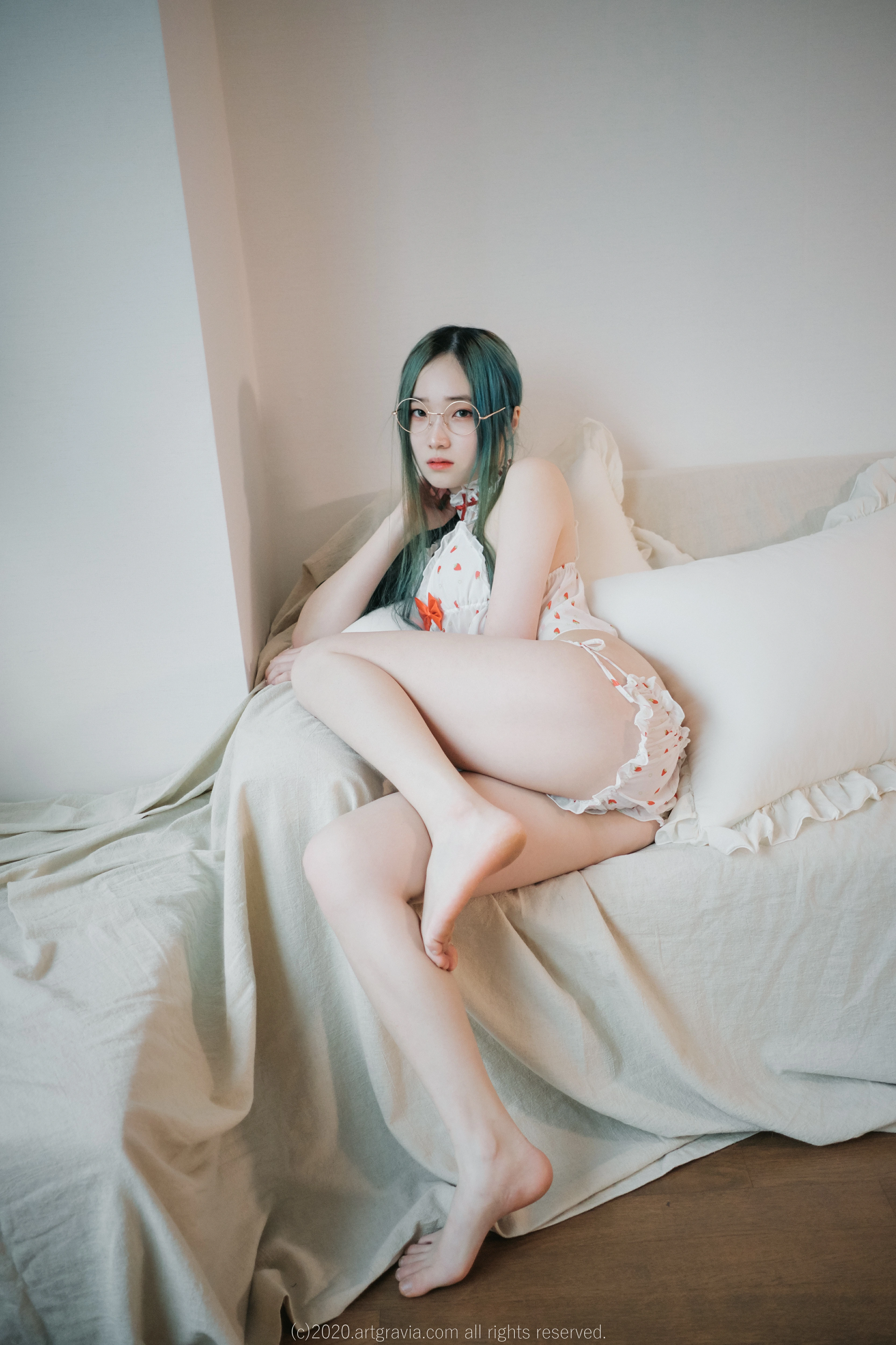 韩国网络美女Bambi(밤비) 黑色紧身连衣裙与白色情趣草莓内衣性感私房写真集,61