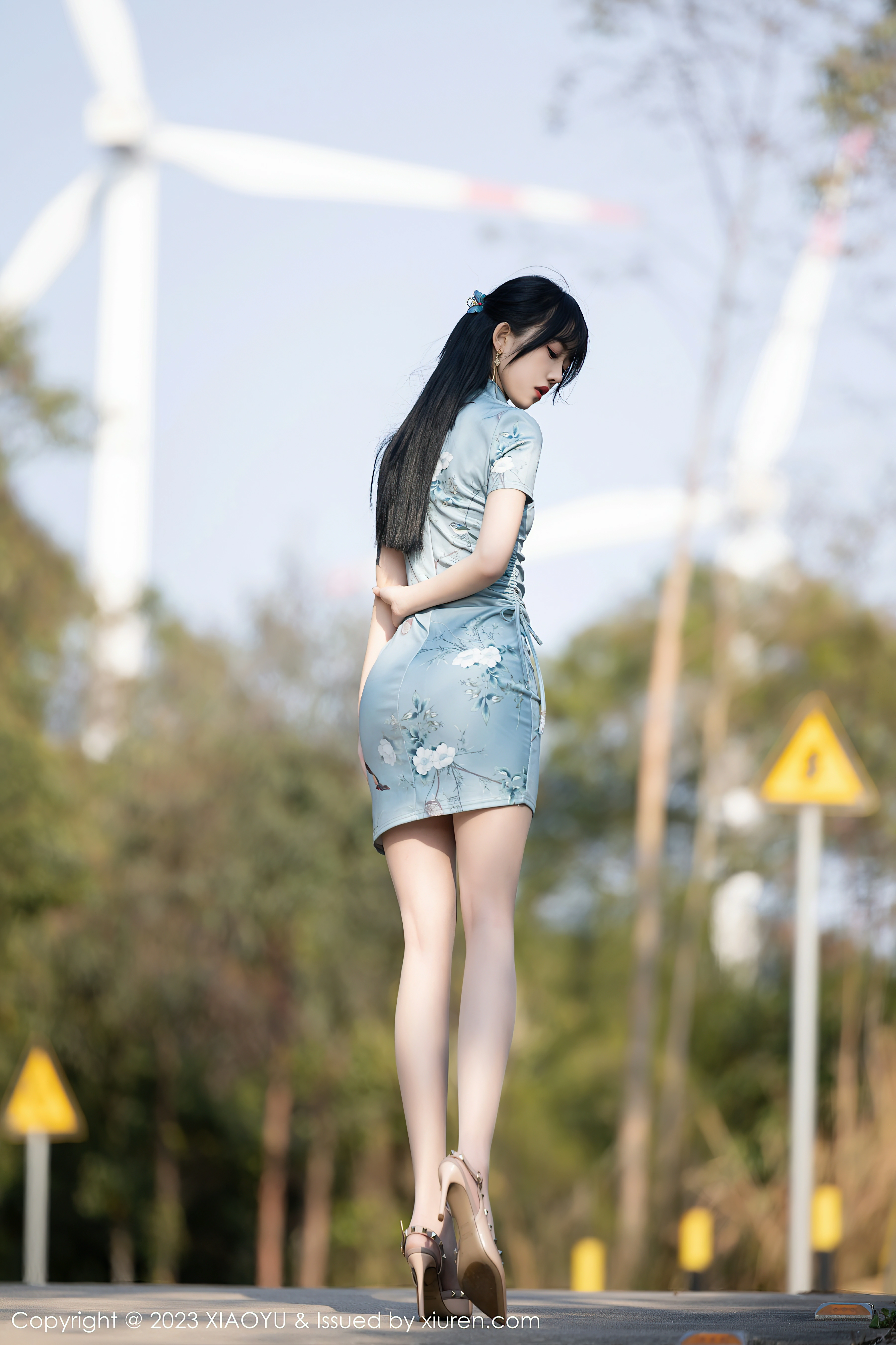 [XIAOYU语画界]YU20230330VOL0997 奶瓶. 淡蓝色紧身旗袍与粉色内衣加肉丝美腿性感写真集,0004