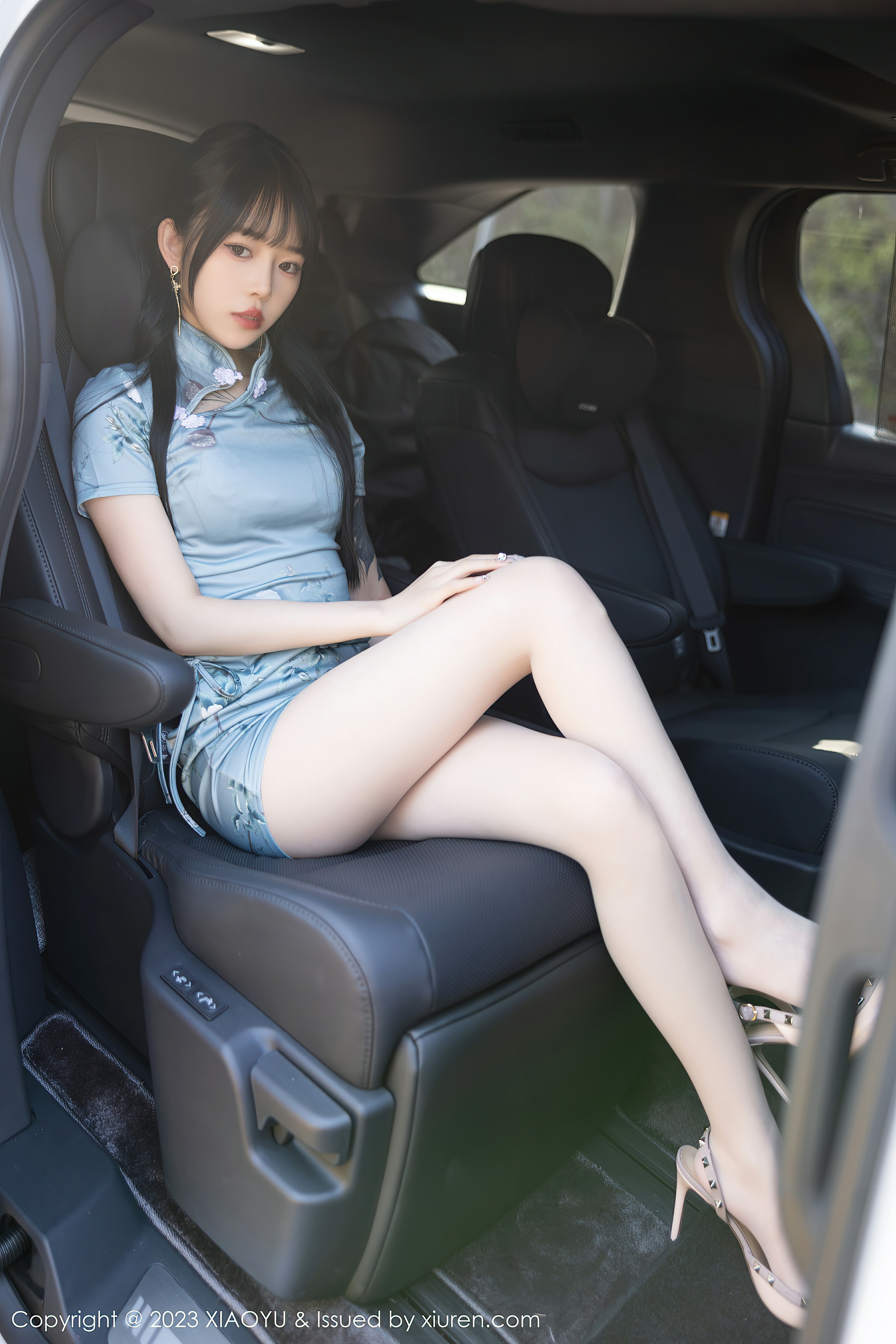 [XIAOYU语画界]YU20230330VOL0997 奶瓶. 淡蓝色紧身旗袍与粉色内衣加肉丝美腿性感写真集,0016