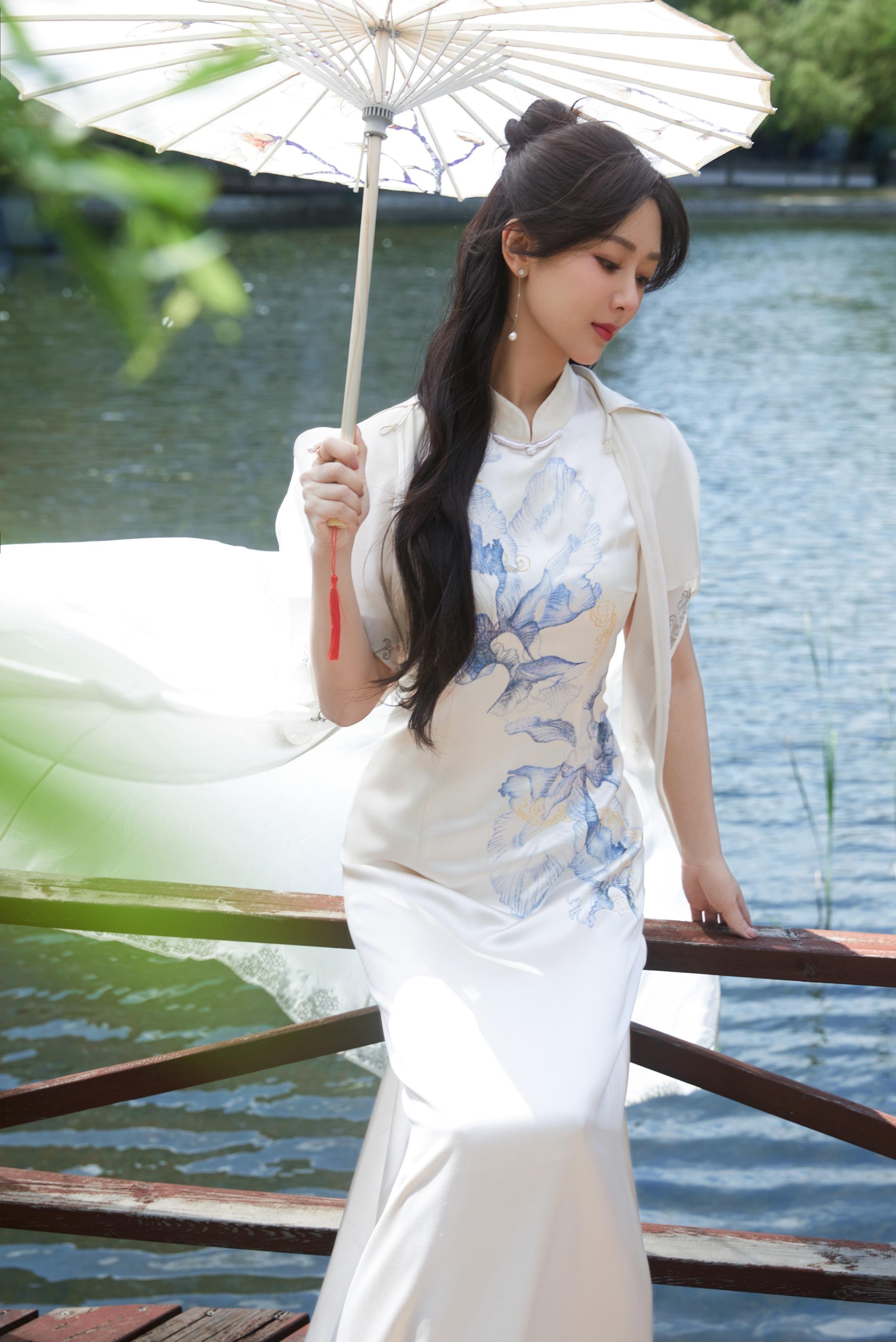 杨紫微博晒白色旗袍写真 半盘发撑伞回眸氛围感满满,1 (1)