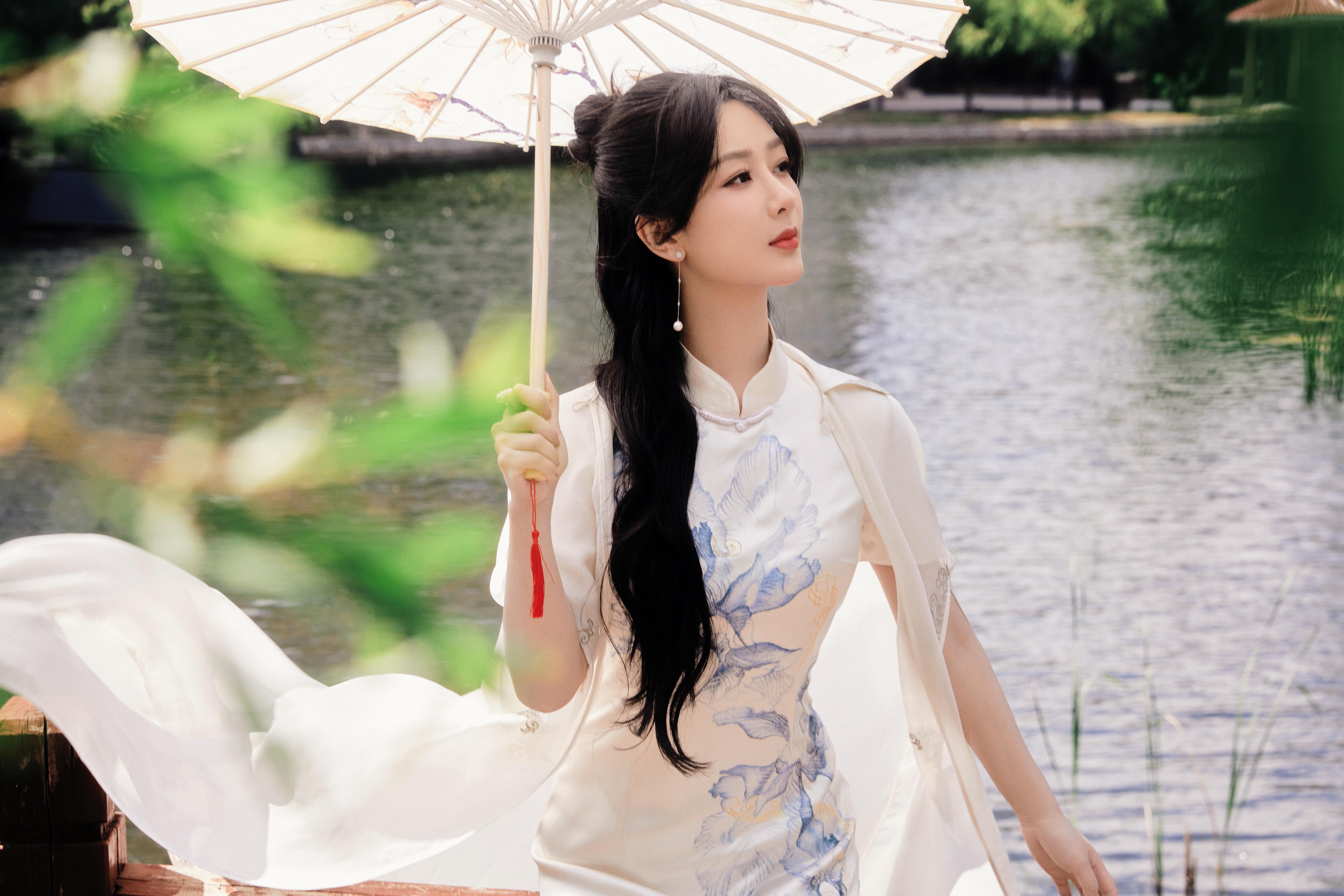 杨紫微博晒白色旗袍写真 半盘发撑伞回眸氛围感满满,1 (5)