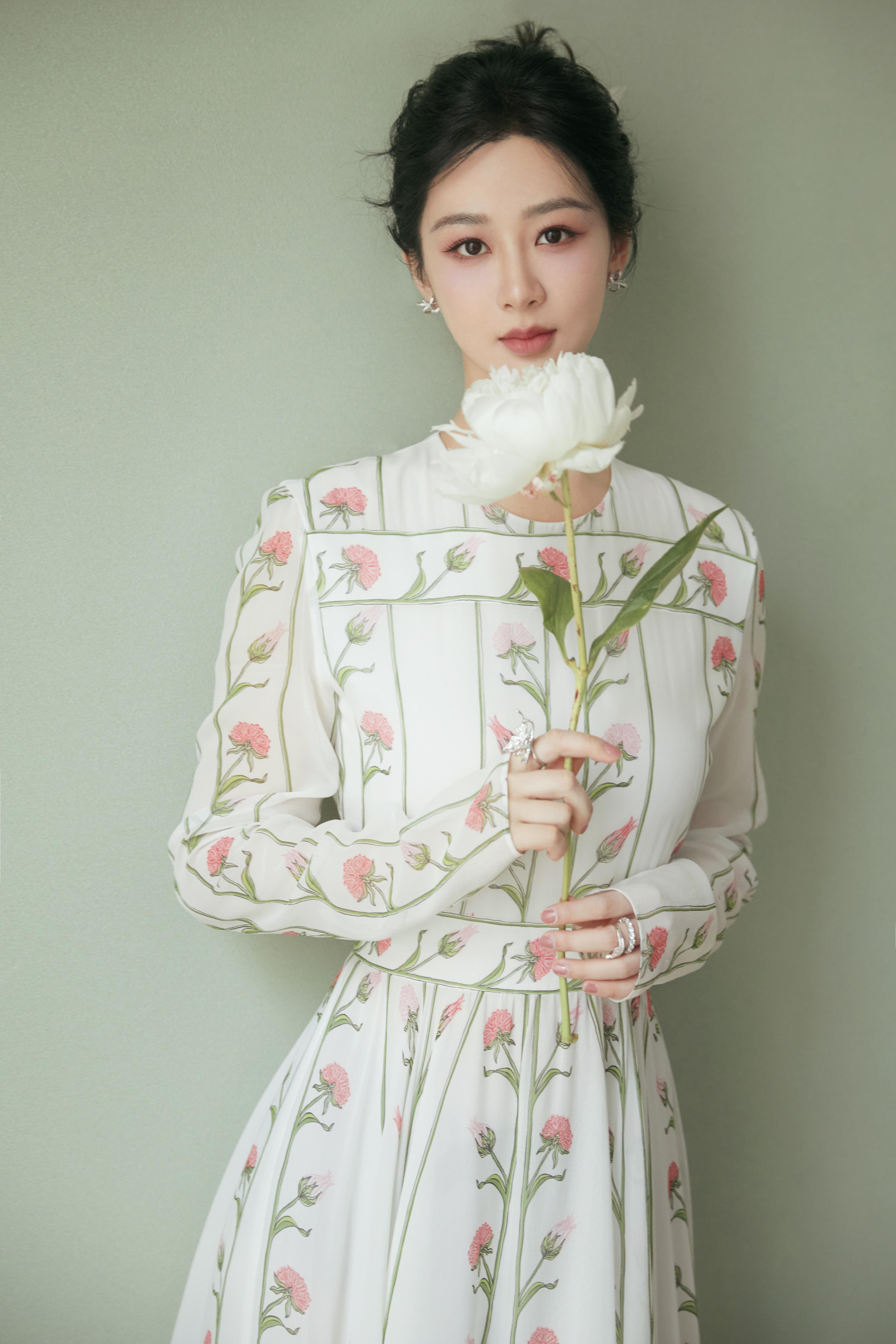 杨紫白色印花长裙盘发造型优雅动人 手持鲜花合影人比花娇,1 (5)