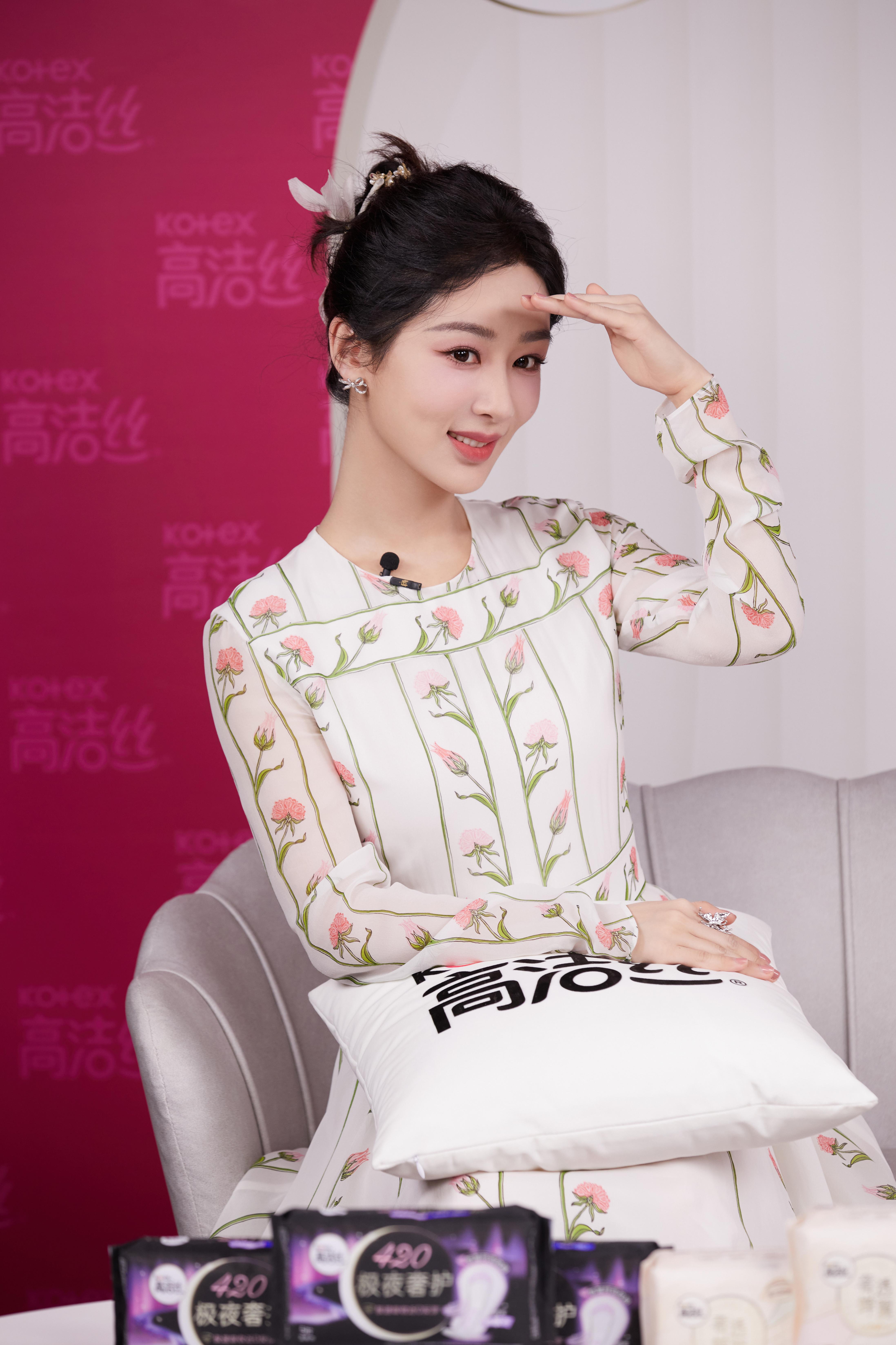 杨紫白色印花长裙盘发造型优雅动人 手持鲜花合影人比花娇,2 (1)