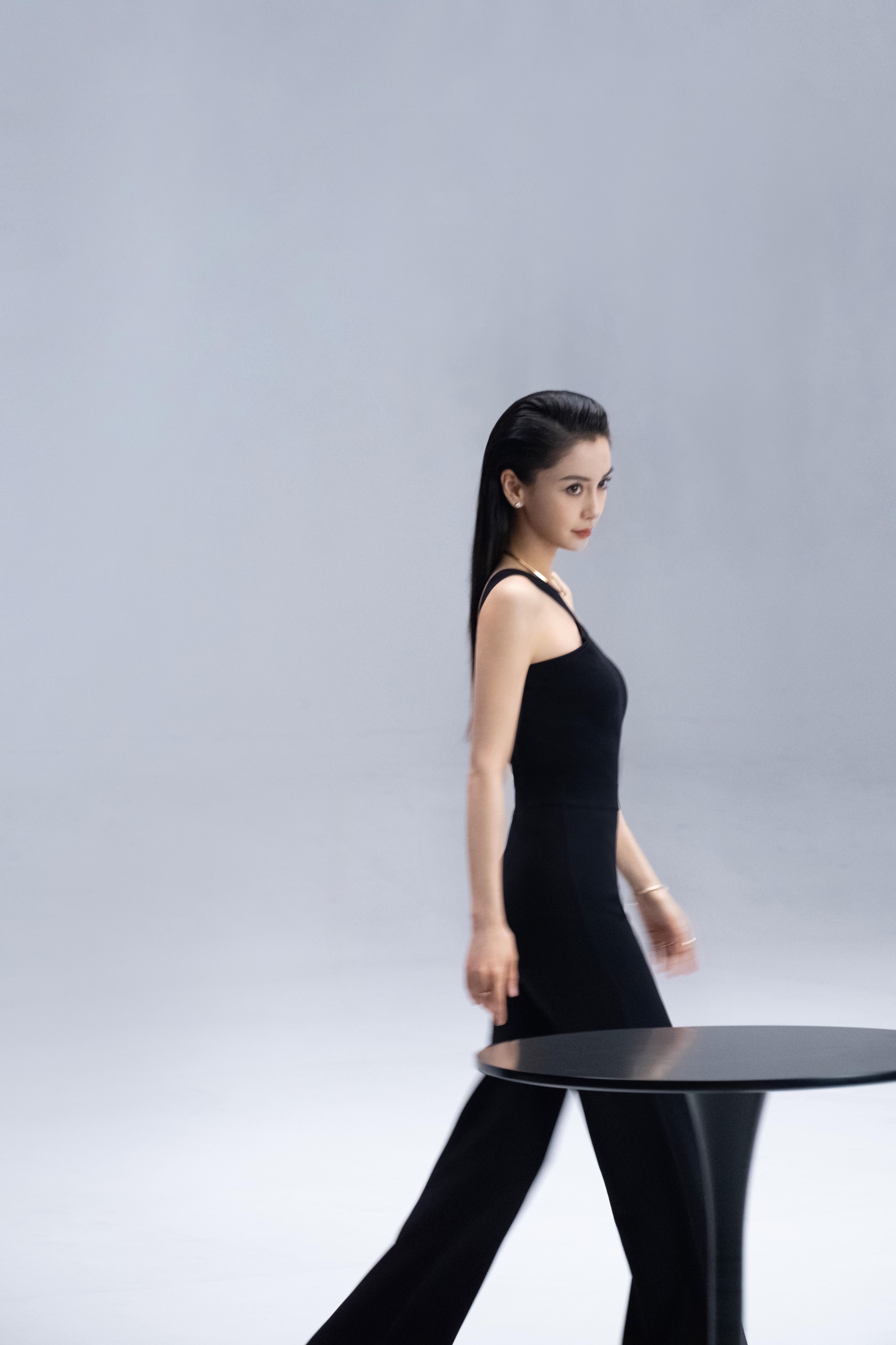 杨颖（Angelababy）最新造型大片释出 穿黑色露肩裙秀迷人锁骨,2 (1)