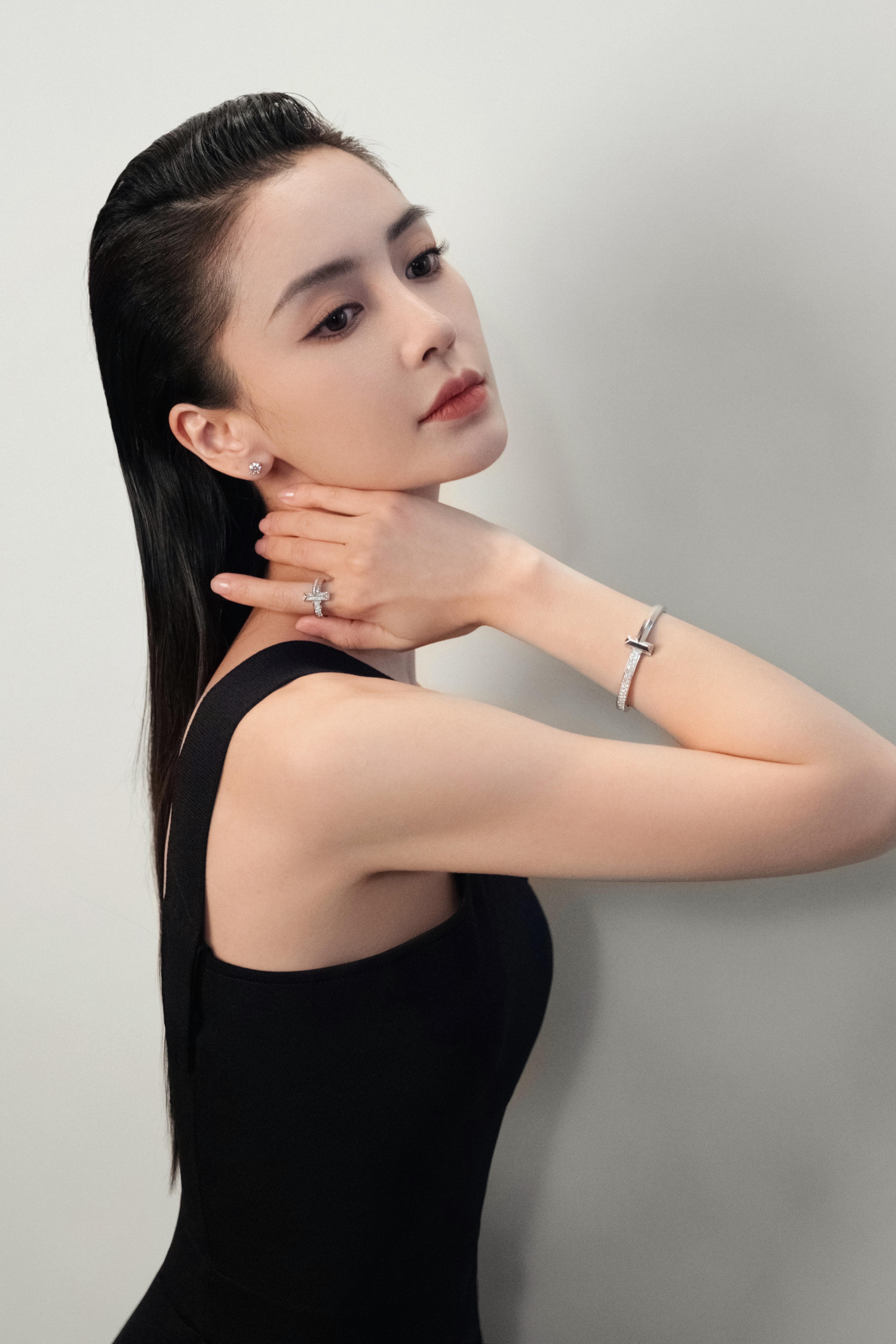 杨颖（Angelababy）最新造型大片释出 穿黑色露肩裙秀迷人锁骨,2 (2)