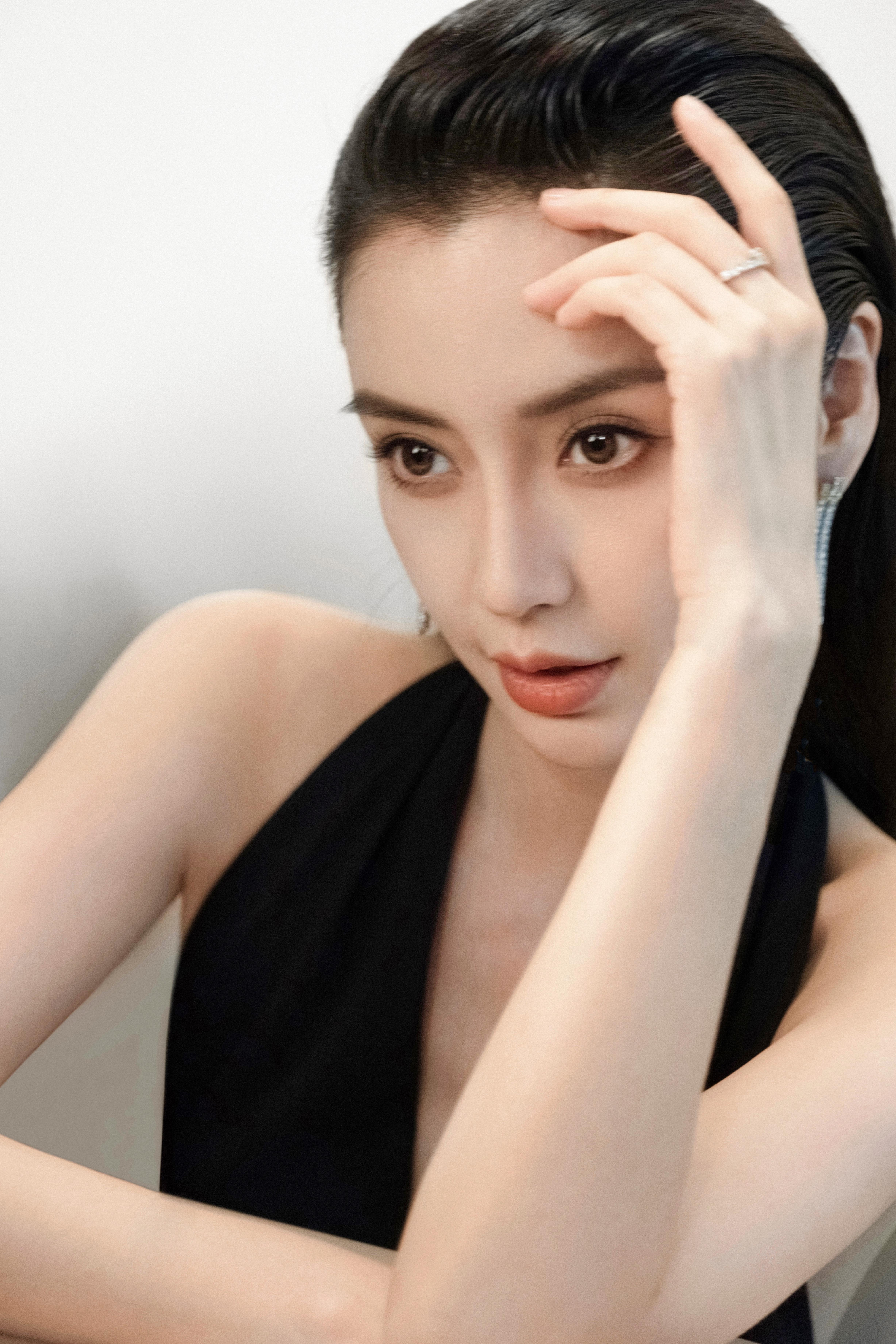 杨颖（Angelababy）最新造型大片释出 穿黑色露肩裙秀迷人锁骨,2 (3)