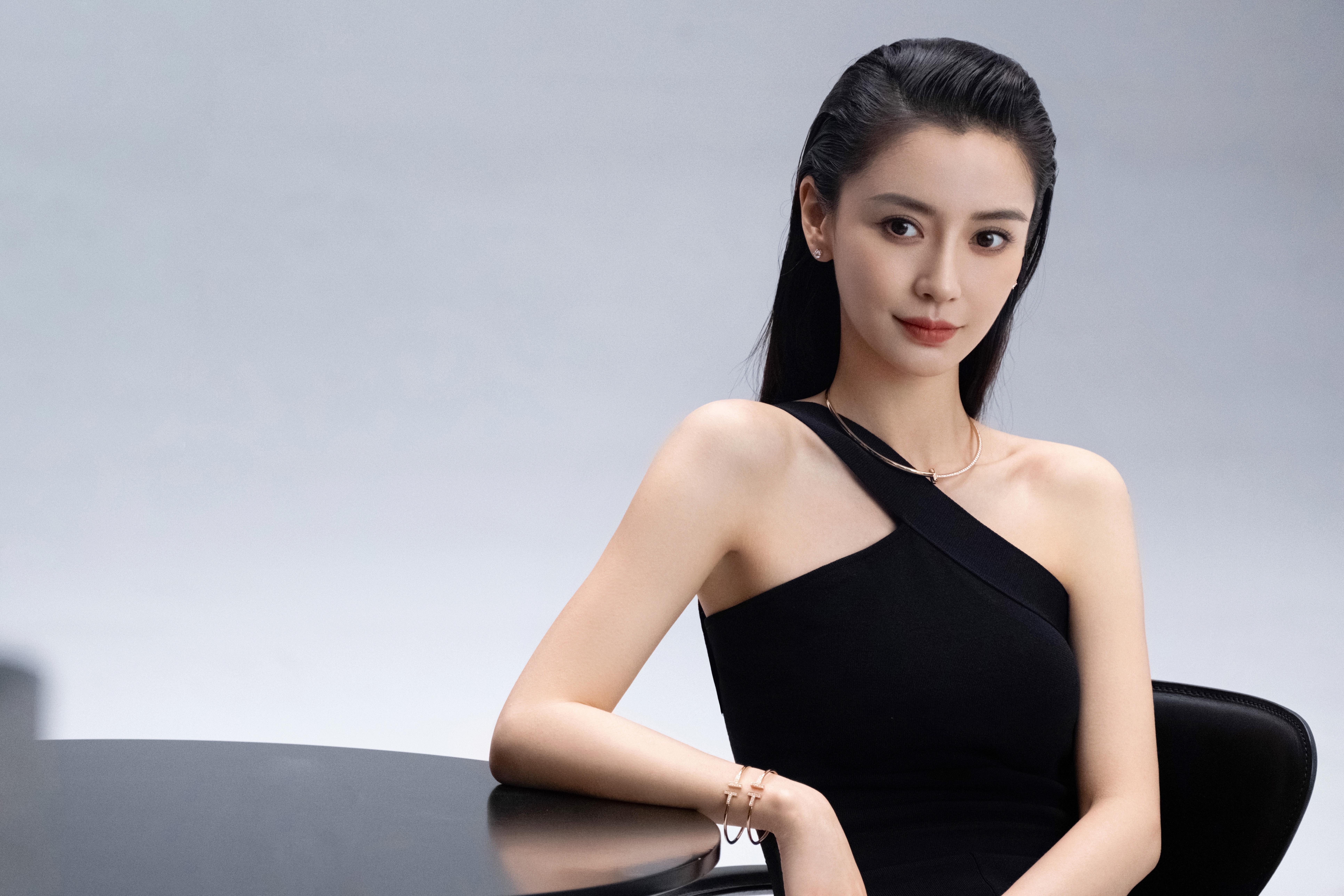 杨颖（Angelababy）最新造型大片释出 穿黑色露肩裙秀迷人锁骨,2 (7)