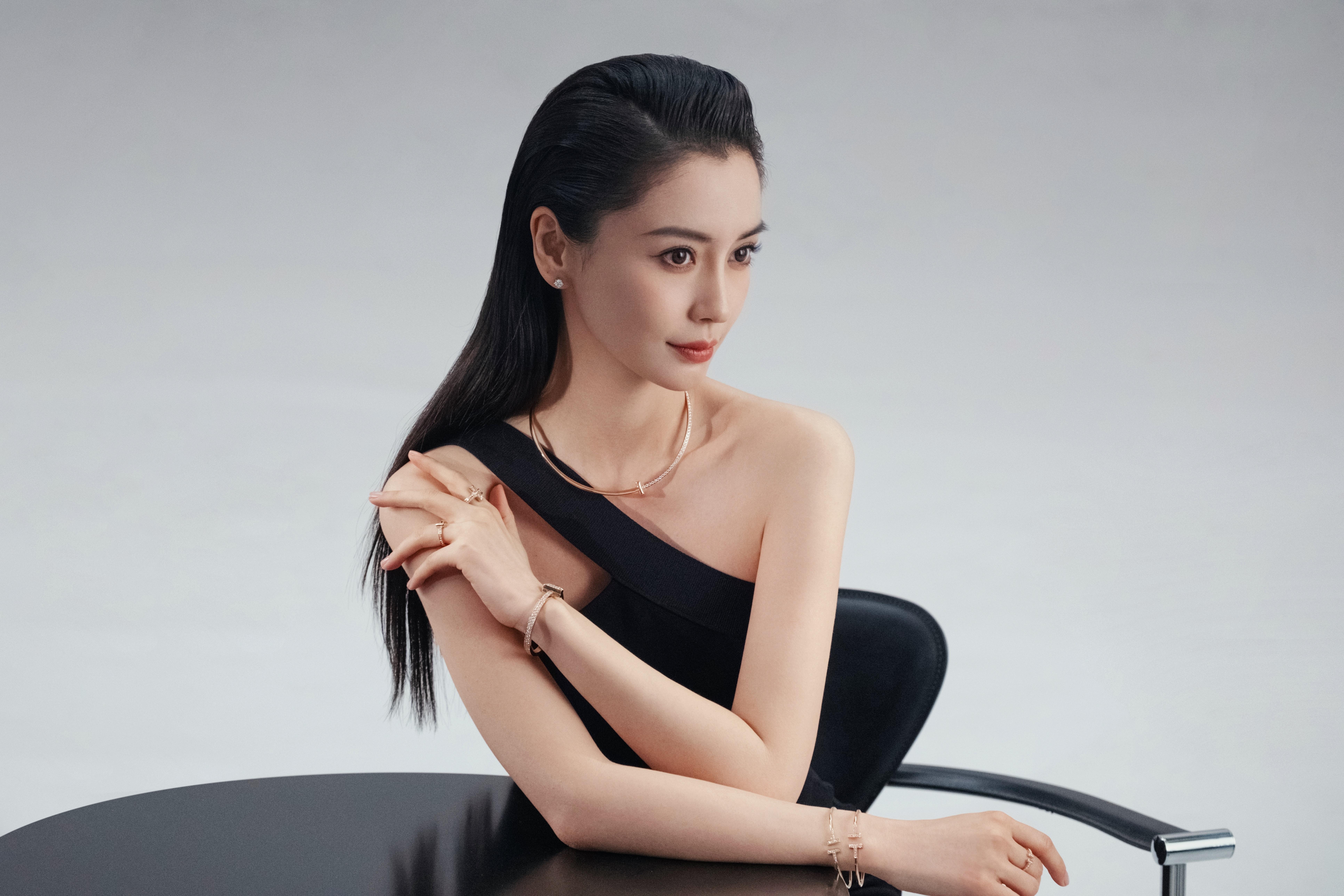 杨颖（Angelababy）最新造型大片释出 穿黑色露肩裙秀迷人锁骨,2 (9)