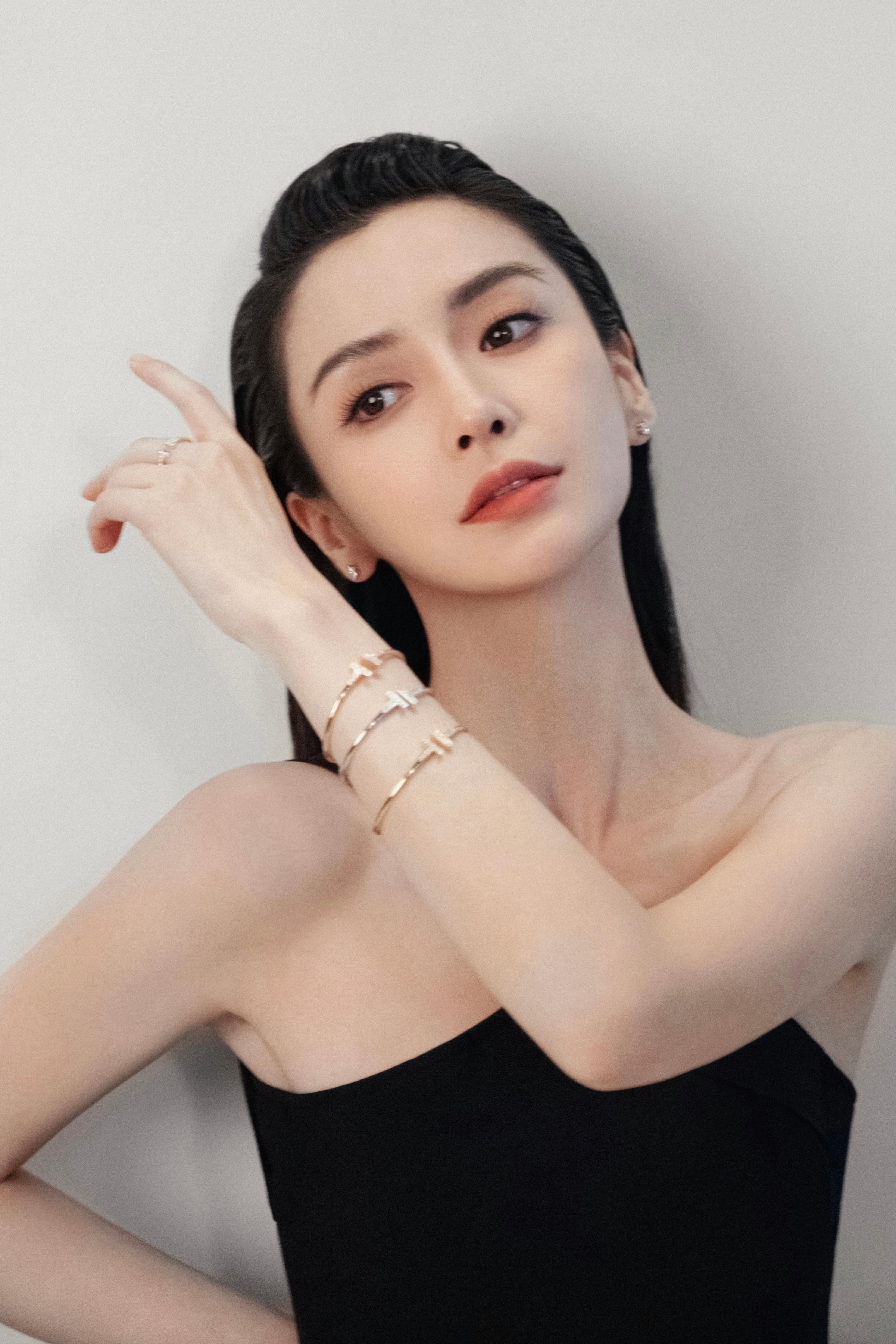 杨颖（Angelababy）最新造型大片释出 穿黑色露肩裙秀迷人锁骨,2 (4)