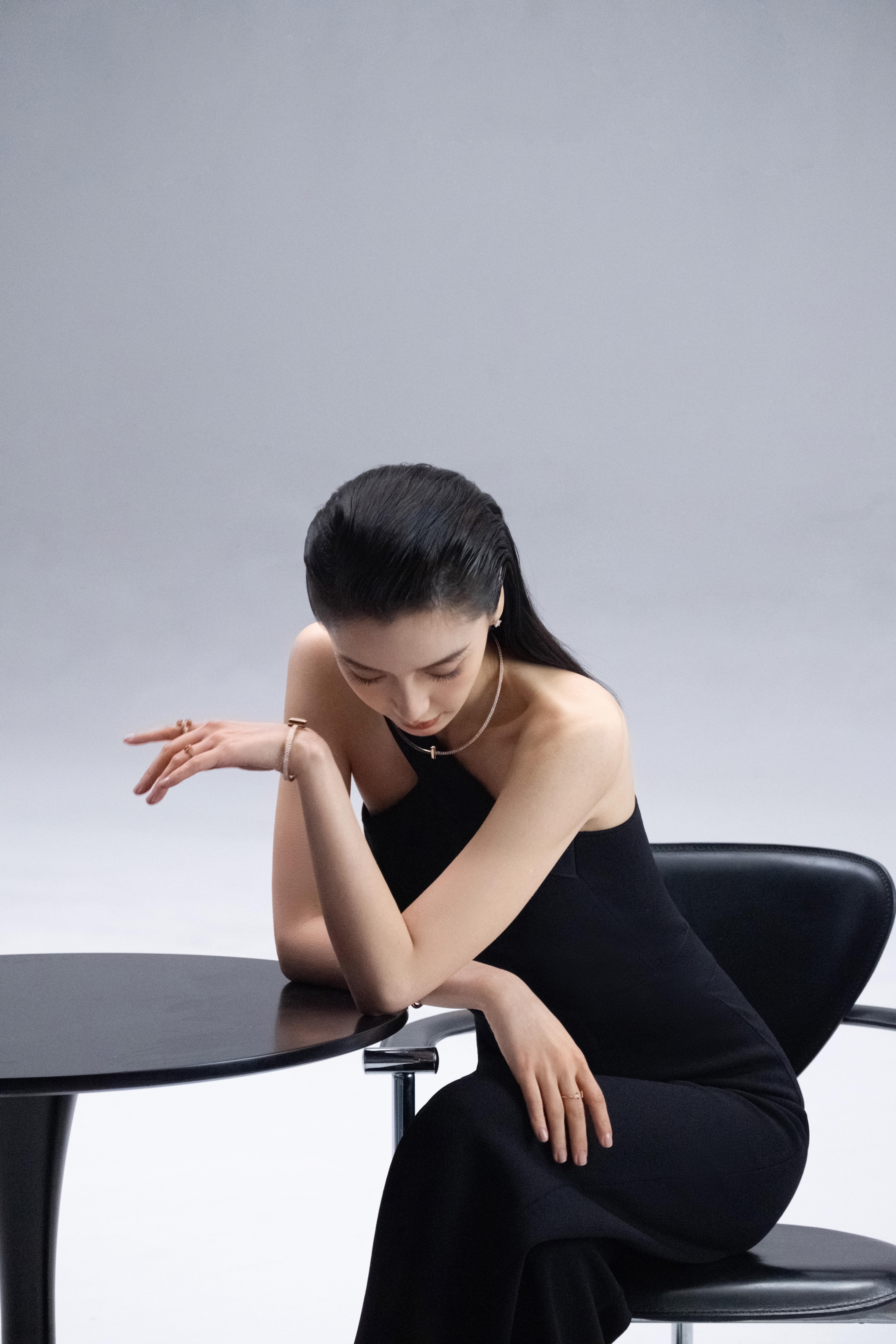 杨颖（Angelababy）最新造型大片释出 穿黑色露肩裙秀迷人锁骨,2 (10)