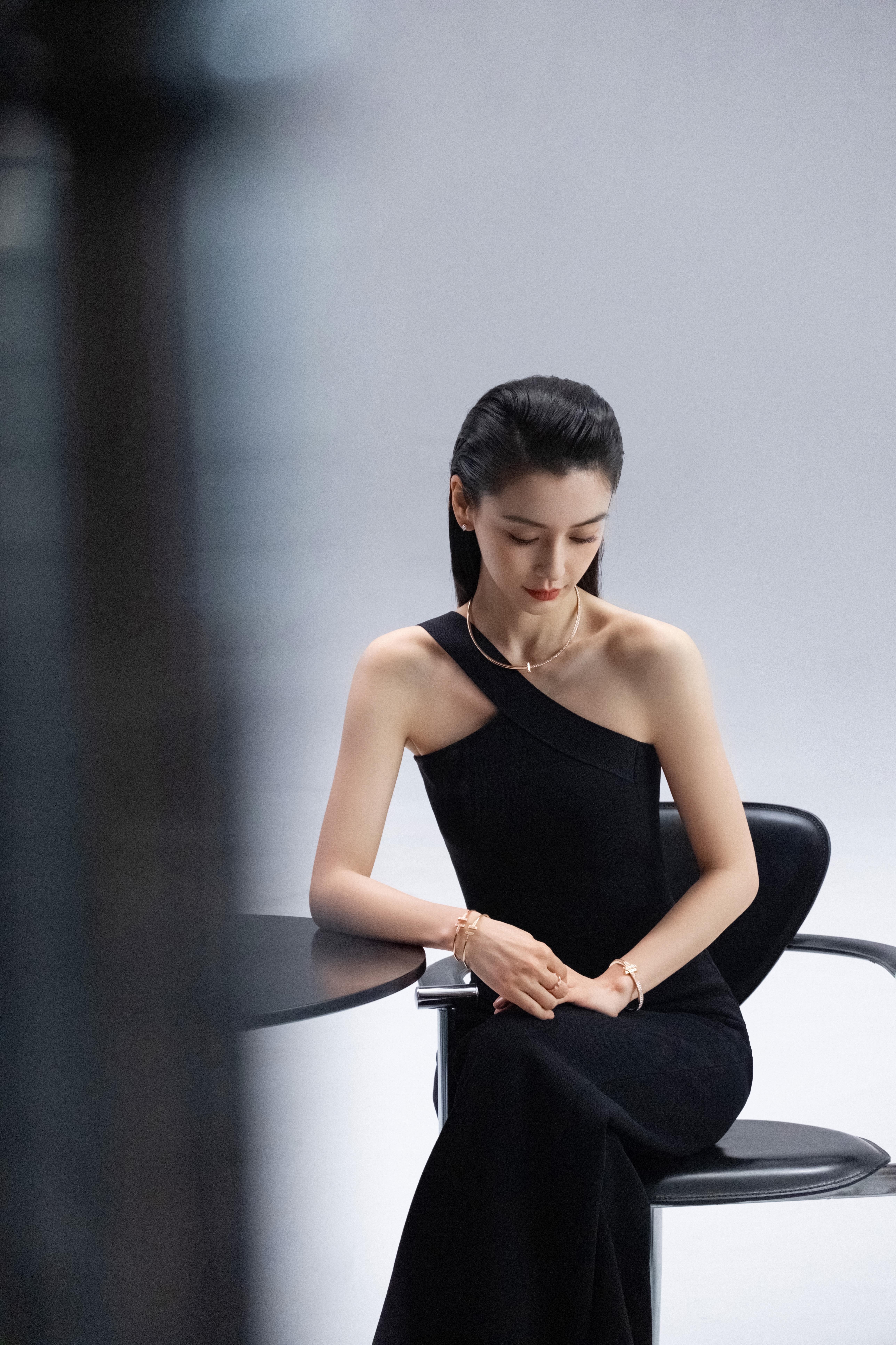 杨颖（Angelababy）最新造型大片释出 穿黑色露肩裙秀迷人锁骨,2 (6)