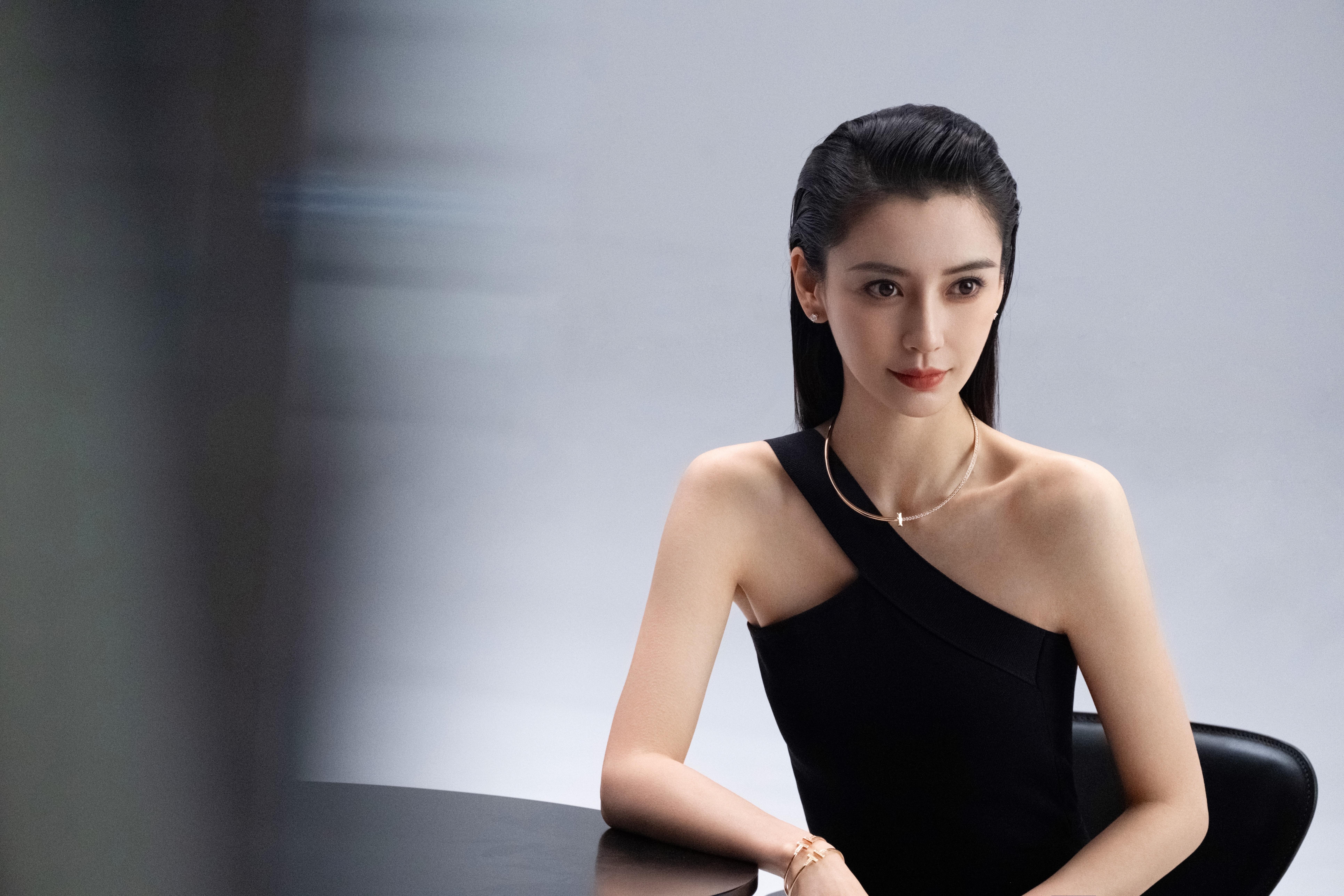 杨颖（Angelababy）最新造型大片释出 穿黑色露肩裙秀迷人锁骨,2 (11)