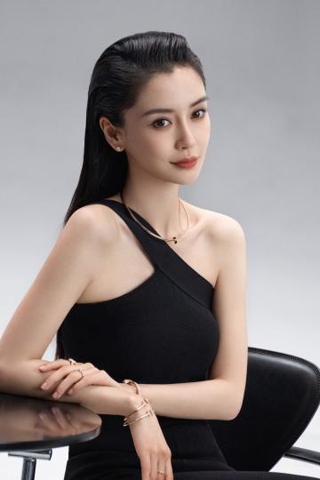 杨颖（Angelababy）最新造型大片释出 穿黑色露肩裙秀迷人锁骨