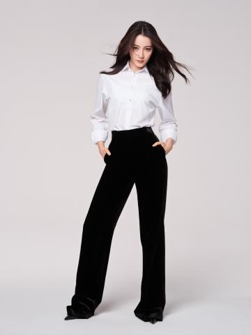 迪丽热巴白色衬衫加黑色工装职业裤写真 极简主义透露随性风格