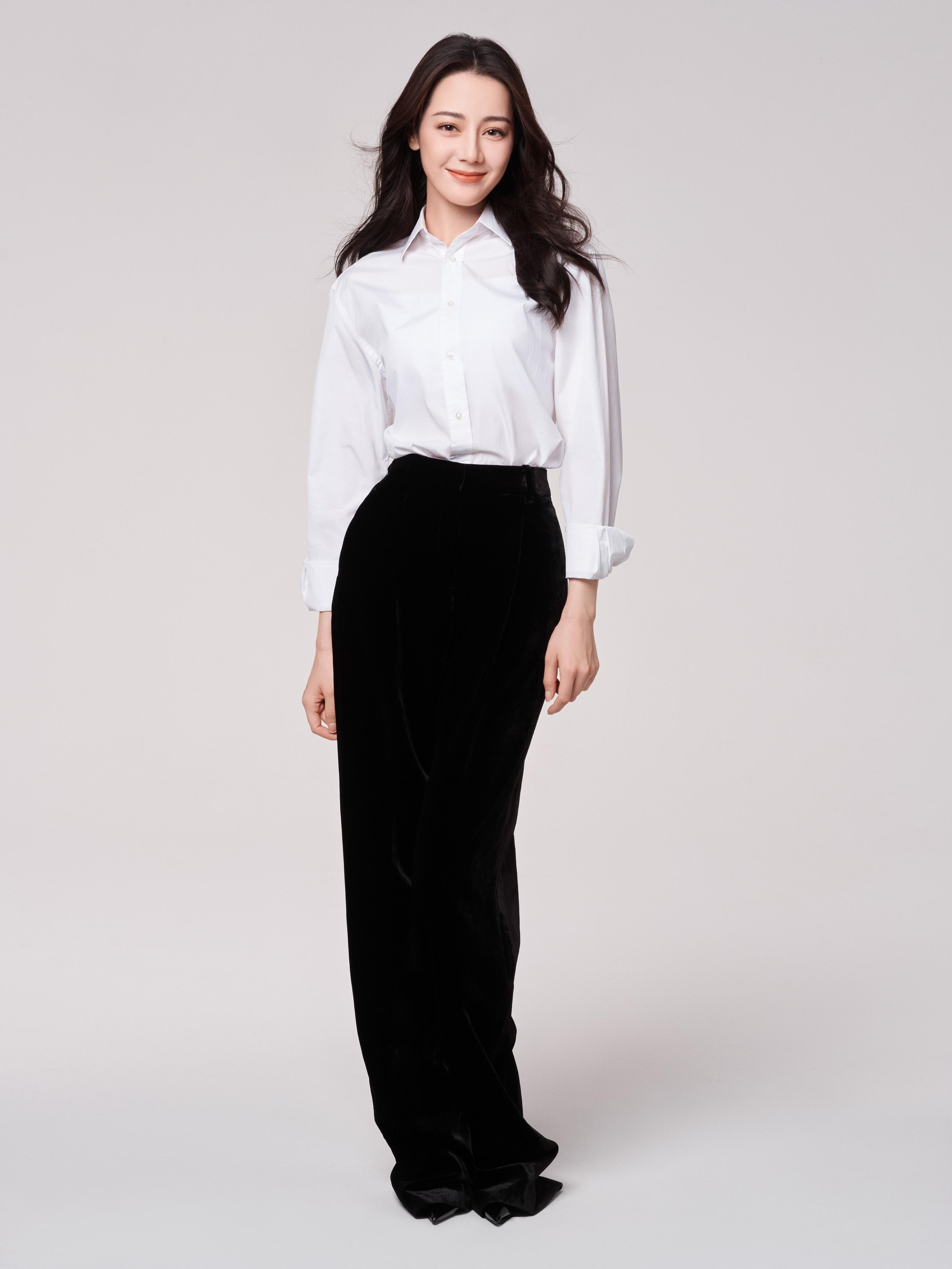 迪丽热巴白色衬衫加黑色工装职业裤写真 极简主义透露随性风格,1 (000)