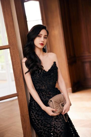 杨颖（Angelababy）巴黎看秀造型图 黑色V领抹胸裙波浪长发优雅妩媚
