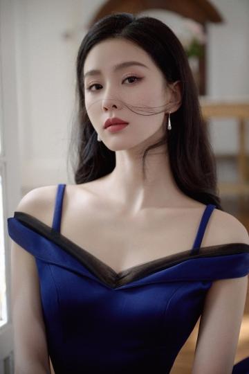 刘诗诗穿蓝色长裙气质优雅 肩颈线优越天鹅颈好迷人