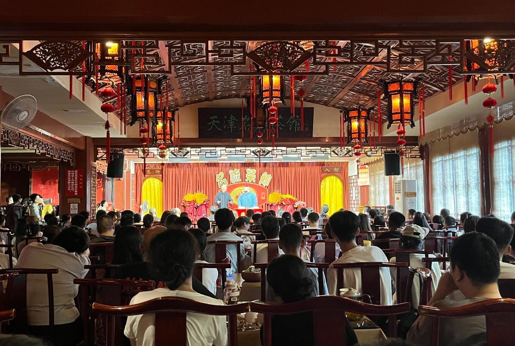 7月27日，观众在名流茶馆里观看相声演出。新华社记者 徐思钰 摄