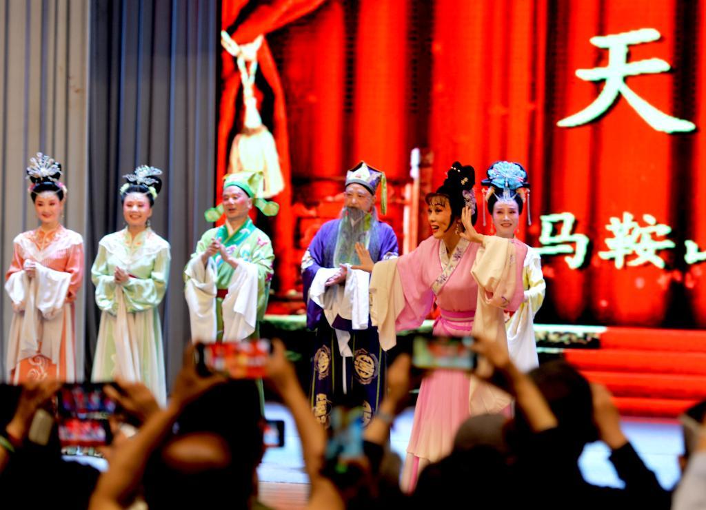黄梅戏名家吴琼主演的黄梅戏《天仙配》圆满成功，观众反响热烈。（受访者供图）