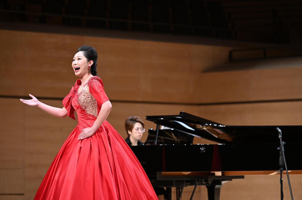 7月1日，天津歌舞剧院演员扈佳在演唱《红梅赞》。新华社记者 赵子硕 摄
