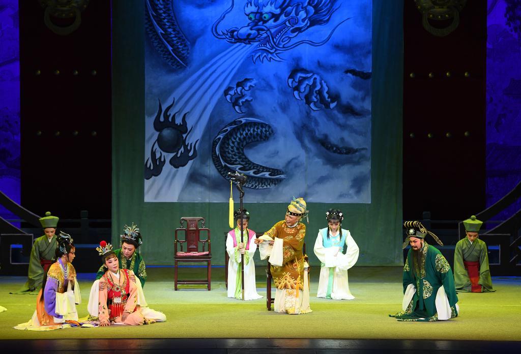 8月3日，演员在演出越剧经典剧目《红楼梦》。新华社记者 陈铎 摄
