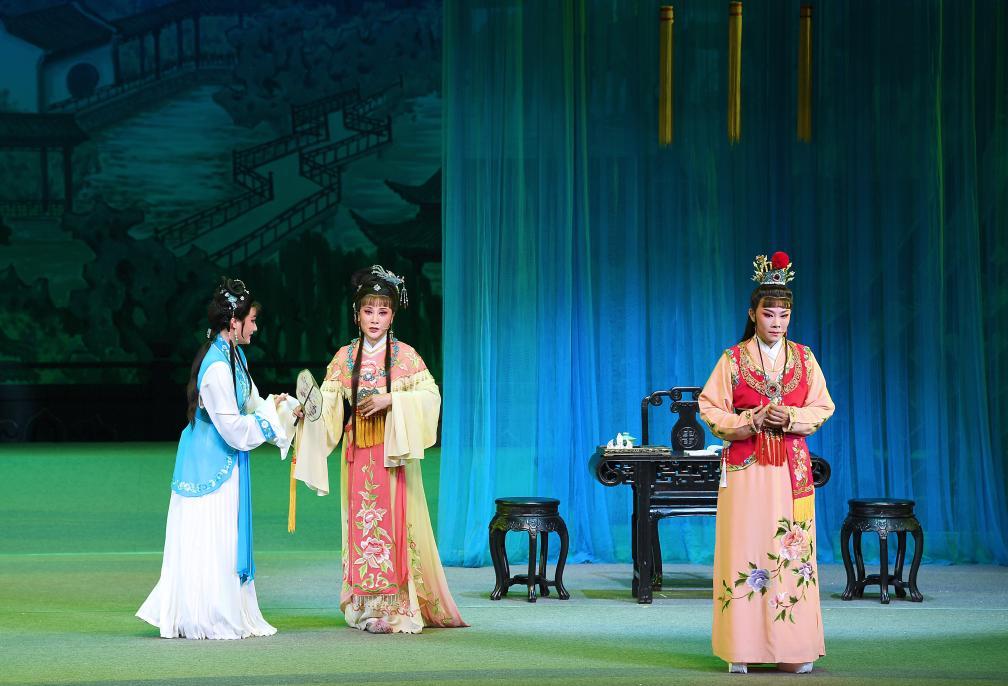 8月3日，演员在演出越剧经典剧目《红楼梦》。新华社记者 陈铎 摄