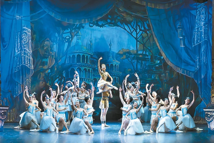 芭蕾舞剧《歌剧魅影》美轮美奂的舞台场景。王小京摄