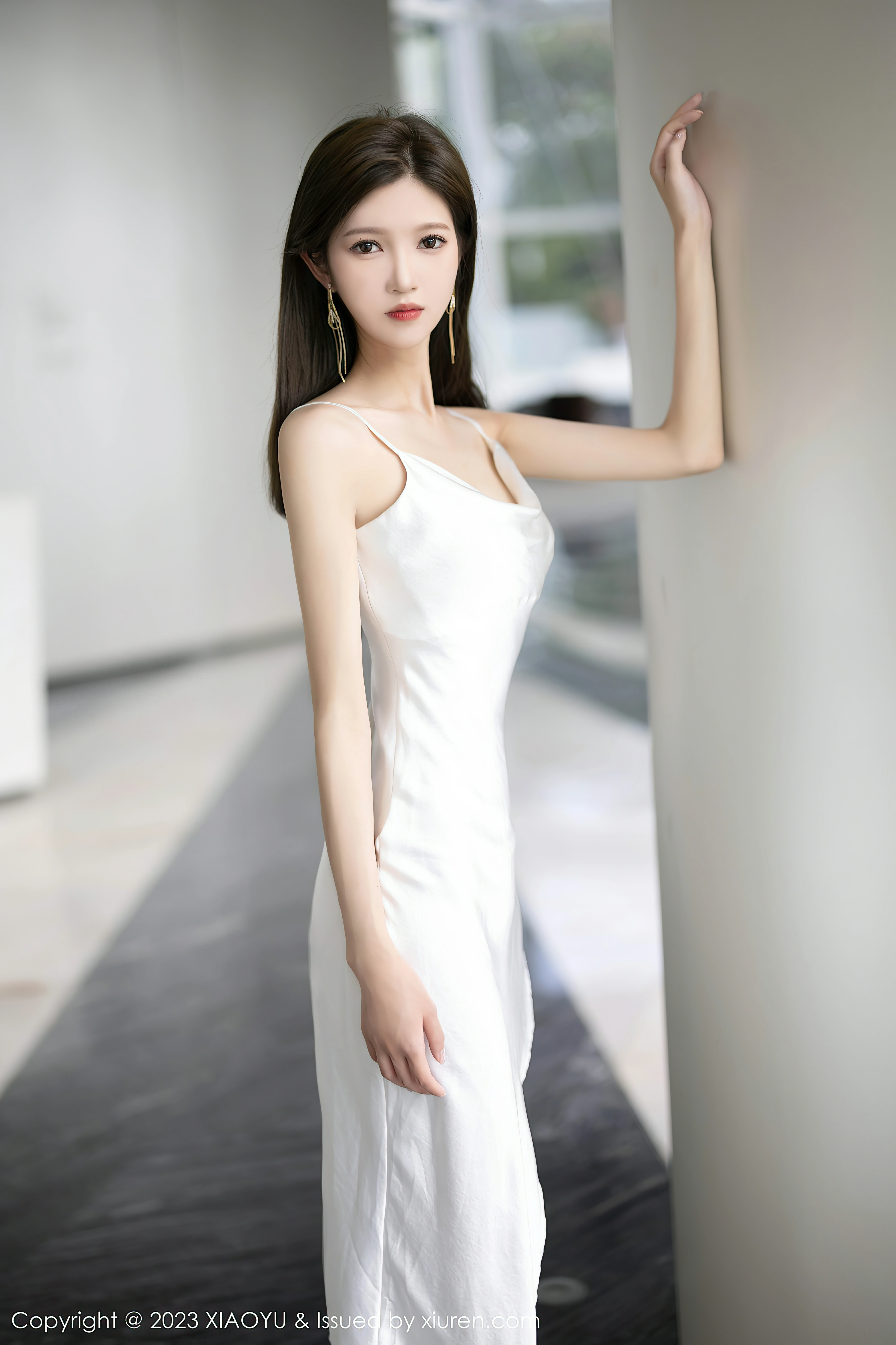 [XIAOYU语画界]YU20230615VOL1050 程程程- 白色吊带连衣裙与粉色情趣肚兜加肉丝美腿性感写真集,0005