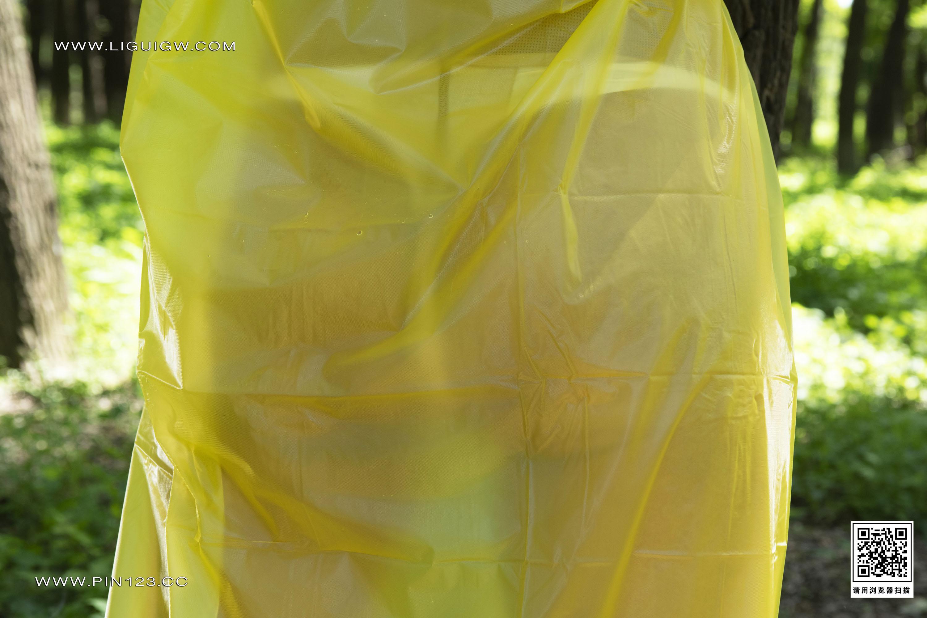 [Ligui丽柜]2023.07.24 绿野颜丝 克拉拉 黄色雨衣与白色内衣加肉丝美腿性感写真集,0008