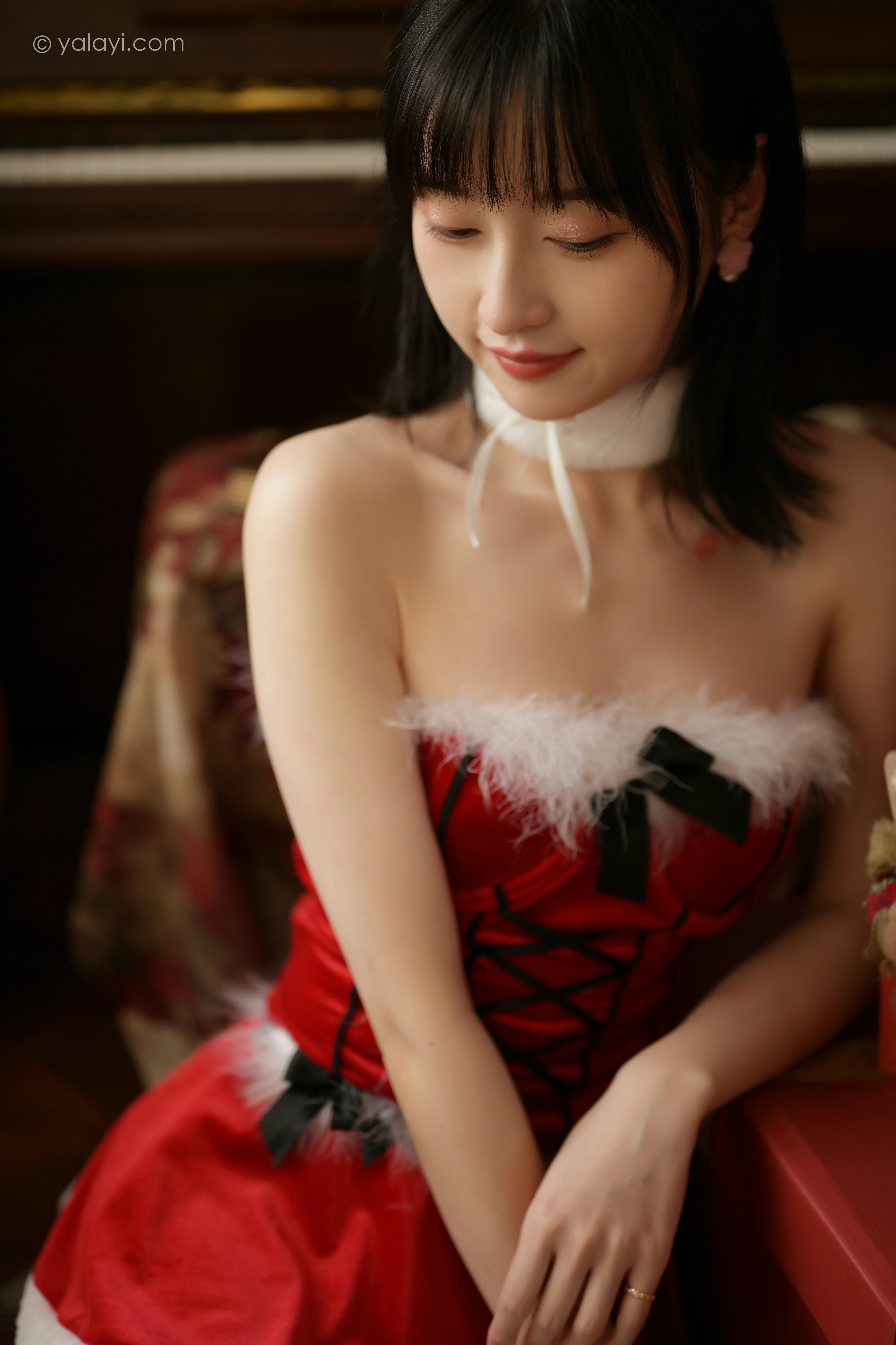 [YALAYI雅拉伊]2021.12.25 平平安安 京京 红色抹胸圣诞女郎制服裙性感私房写真集,0003