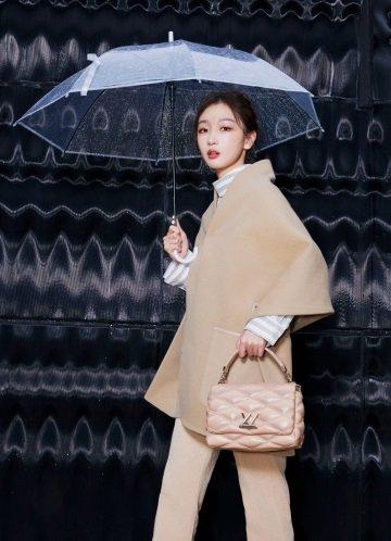 周冬雨出发巴黎时装周 棕色系穿搭撑雨伞惬意十足