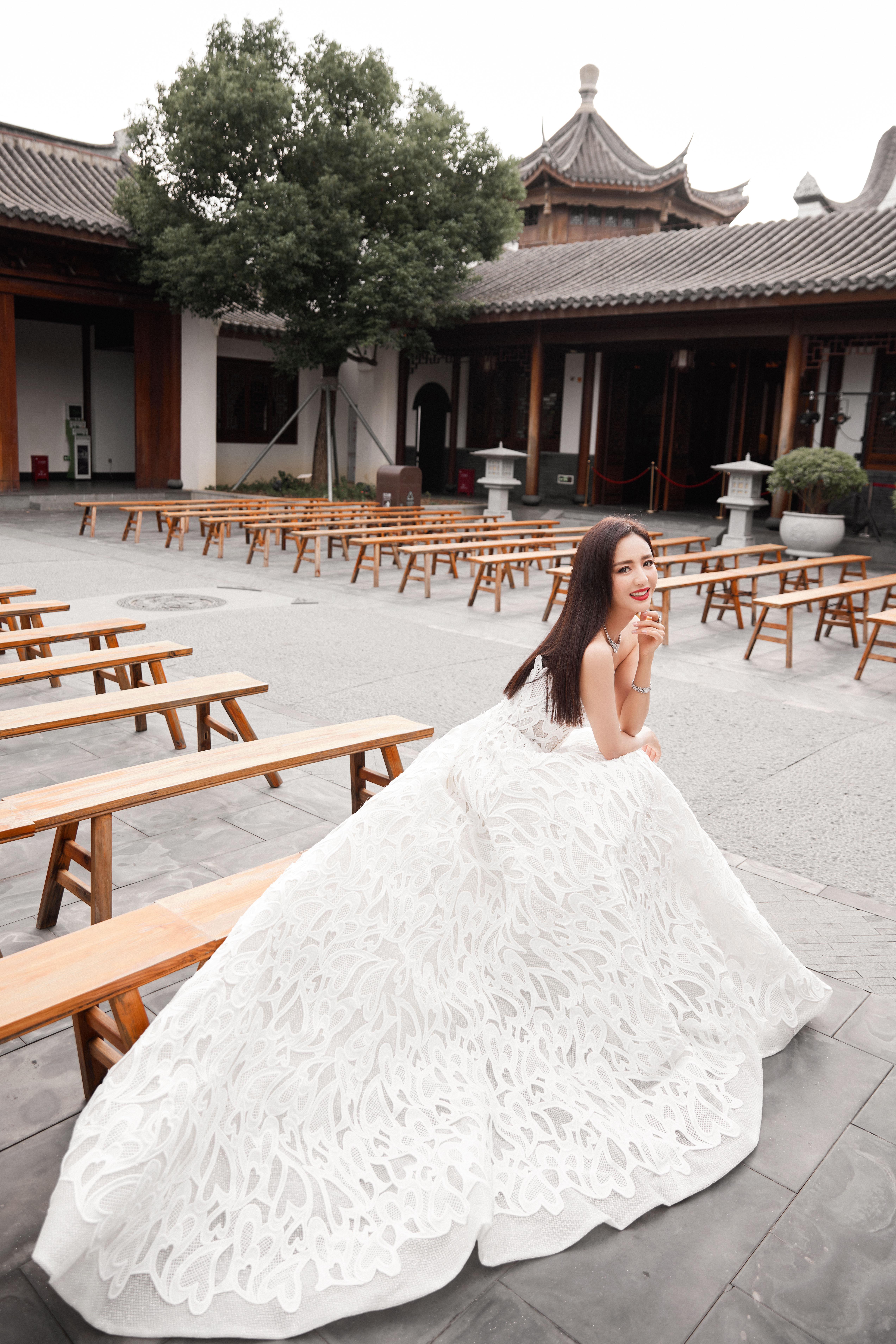 佟丽娅穿白色抹胸裙身材纤细 露美背气质迷人,1 (9)