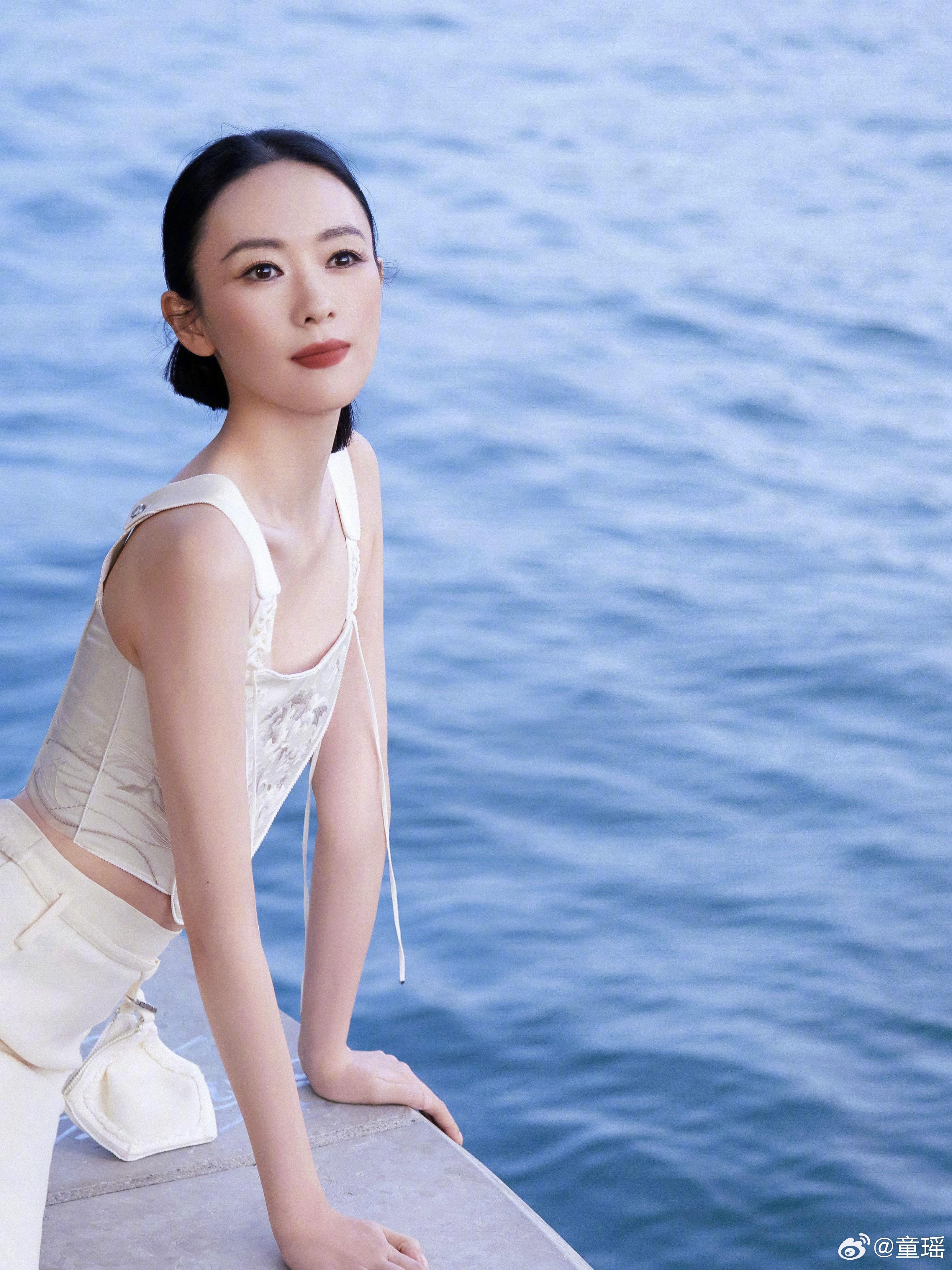 童瑶白色新中式套装现身塞纳河畔 纯洁优雅如东方茉莉,1 (0)
